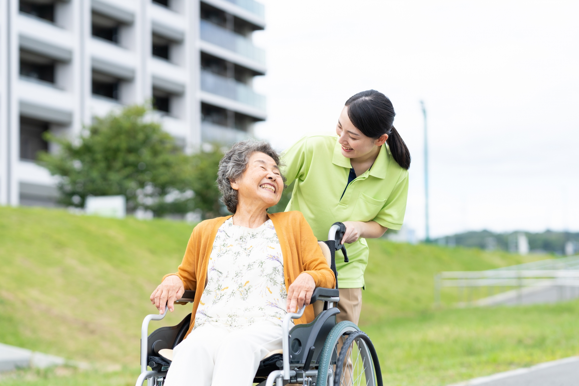 車椅子のシニアの女性と介護福祉士