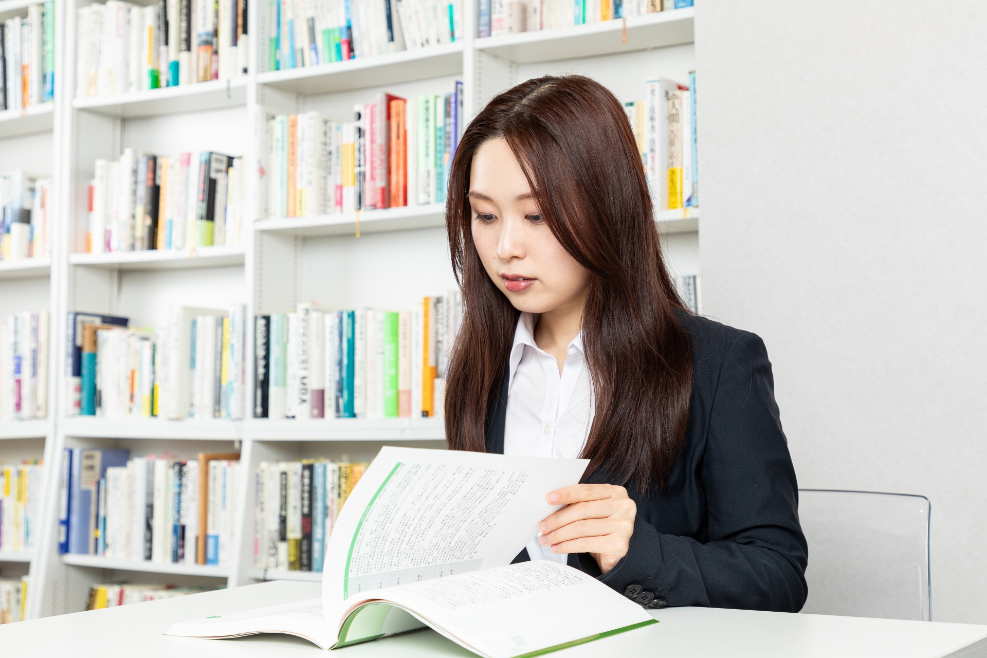 勉強をする社会人女性