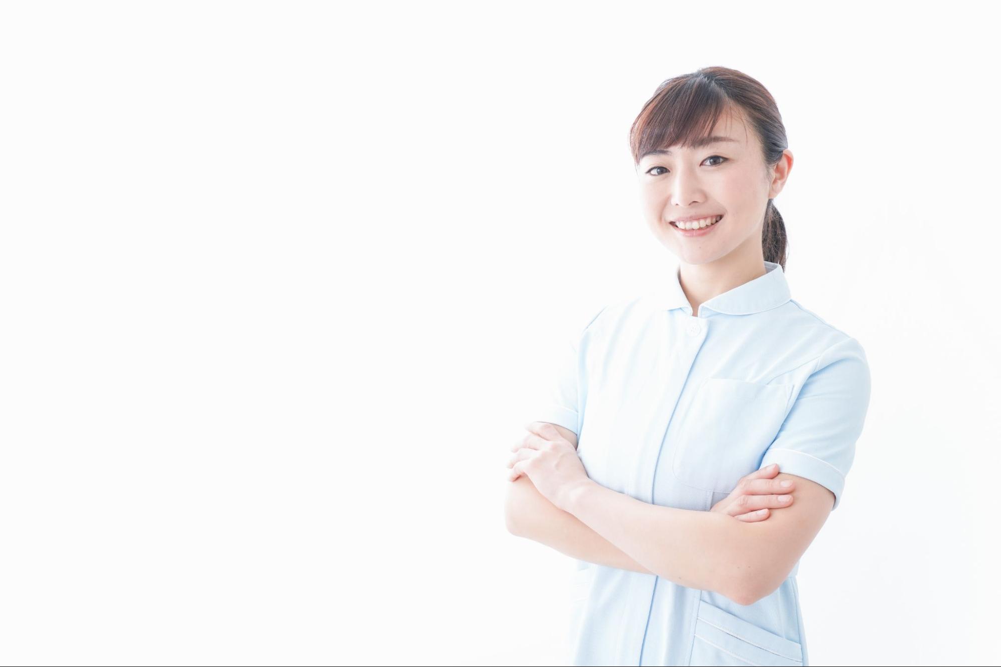 腕組みをする看護師