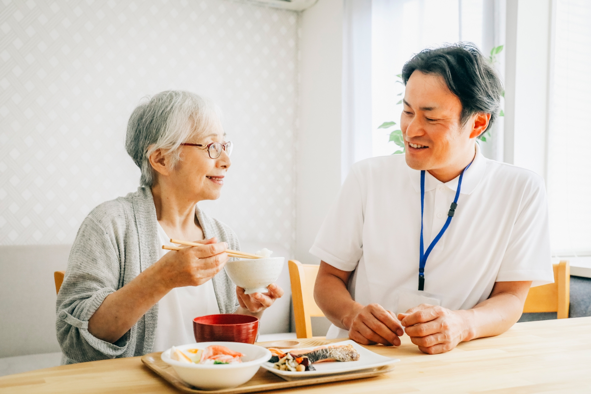 食事介助する男性スタッフ