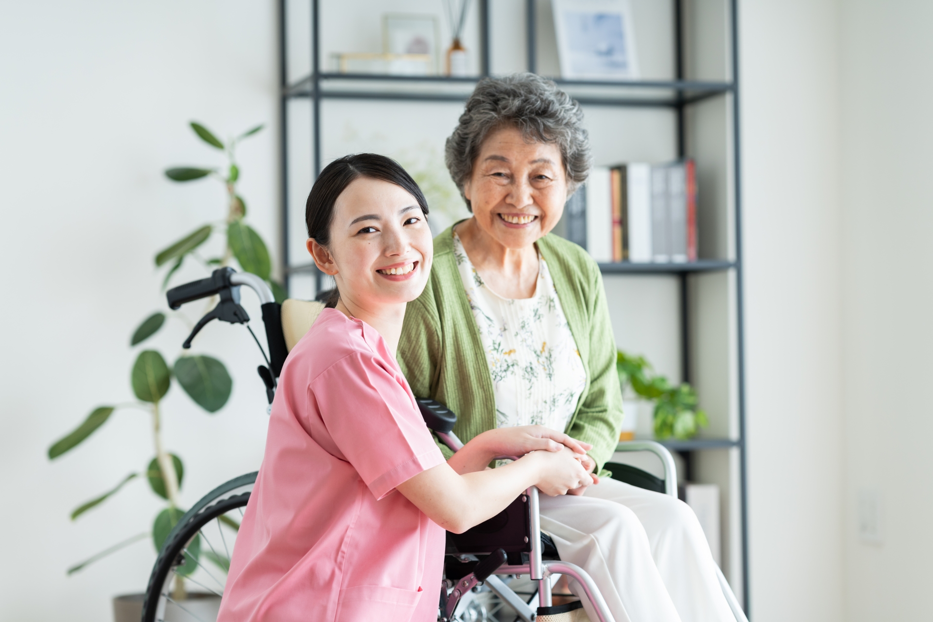 車椅子のシニアの女性と介護福祉士