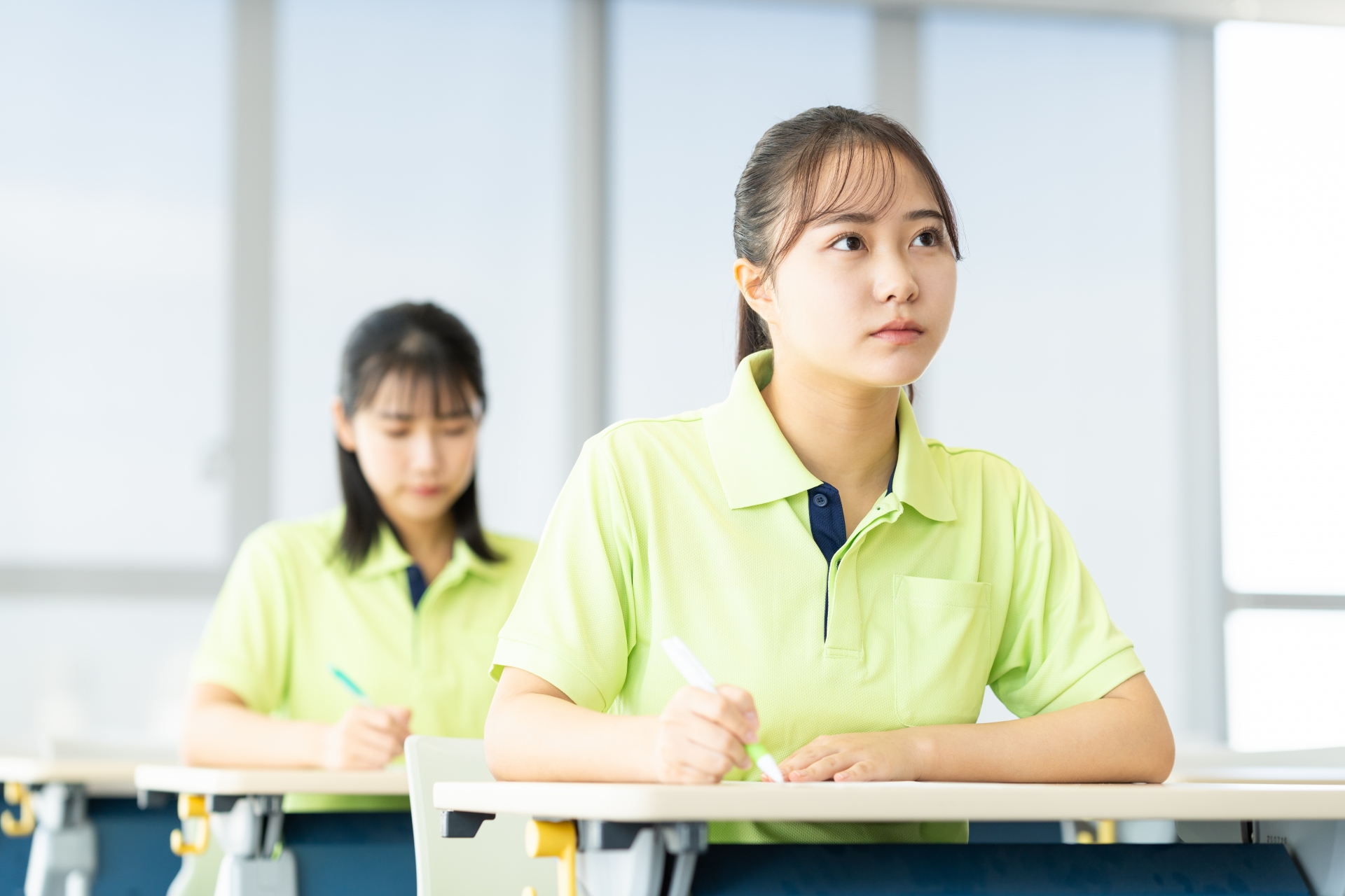 勉強している介護士