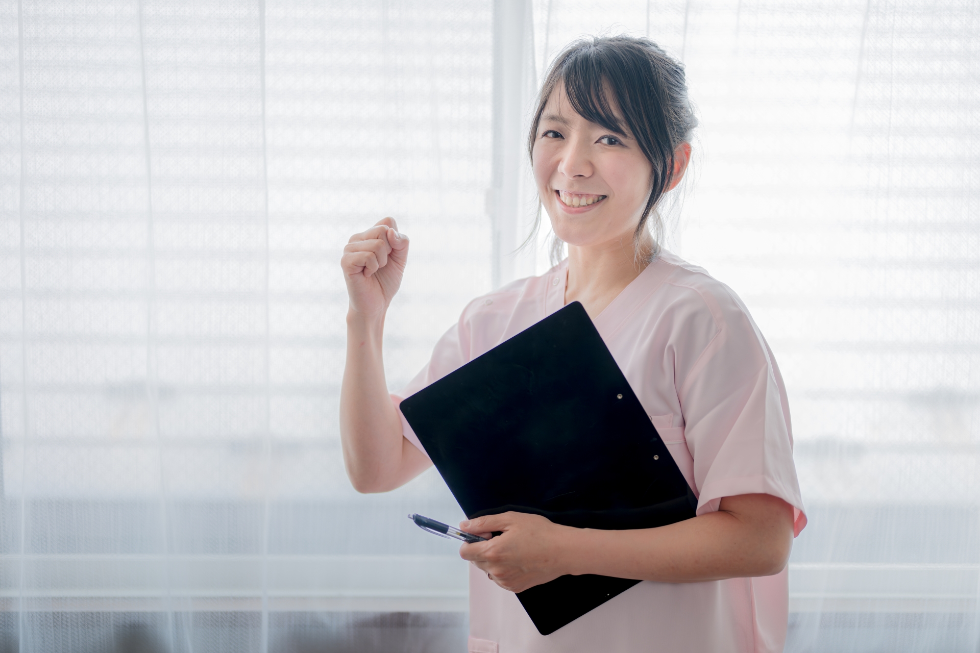 ガッツポーズの若い医療女性