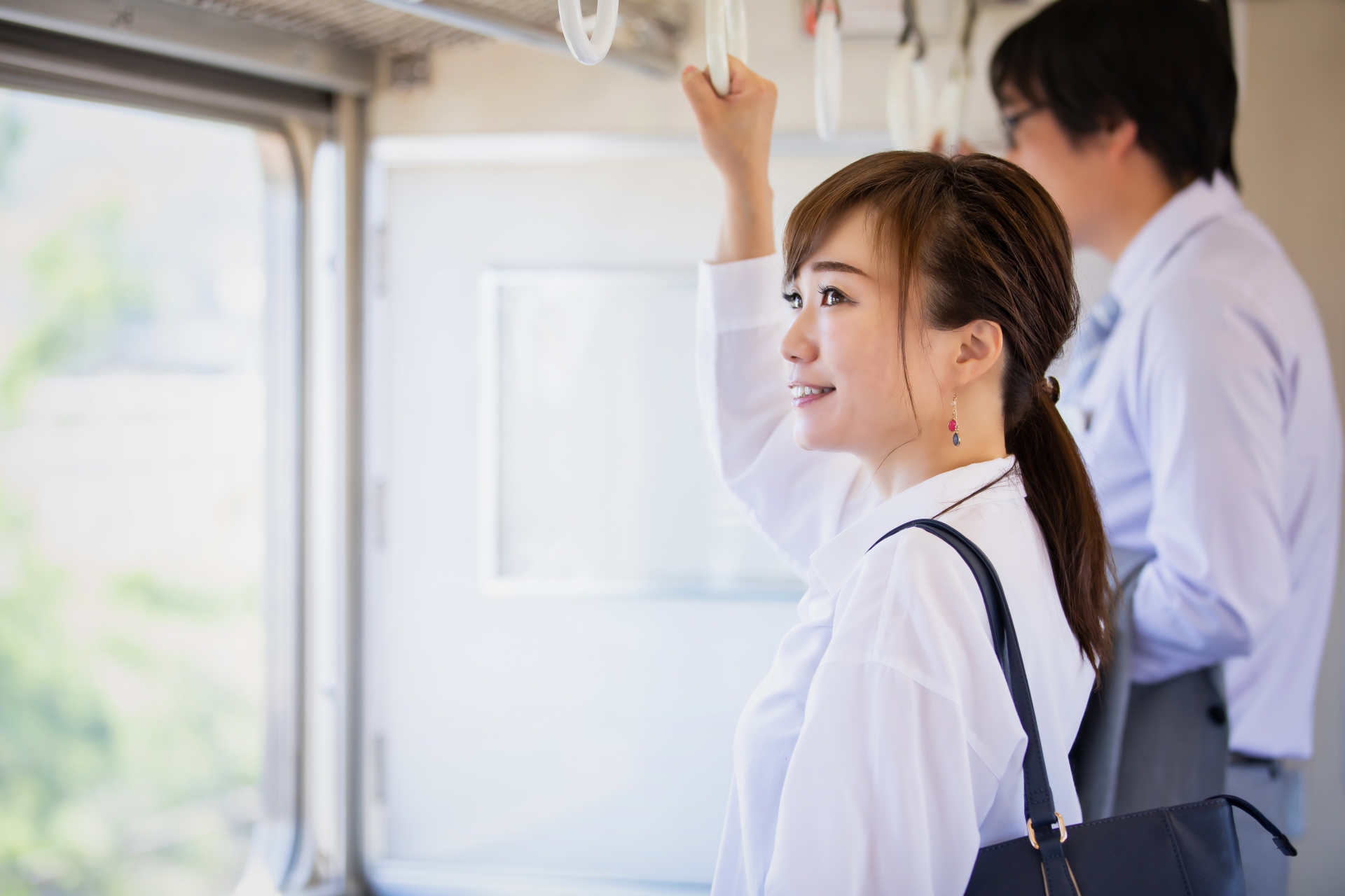 電車に乗っている女性