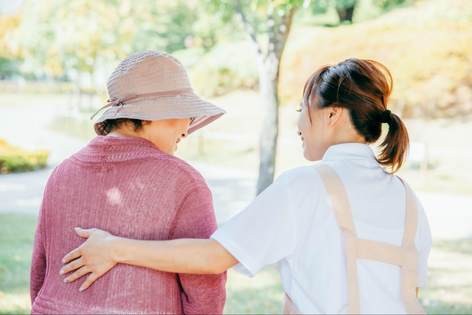介護士と高齢者