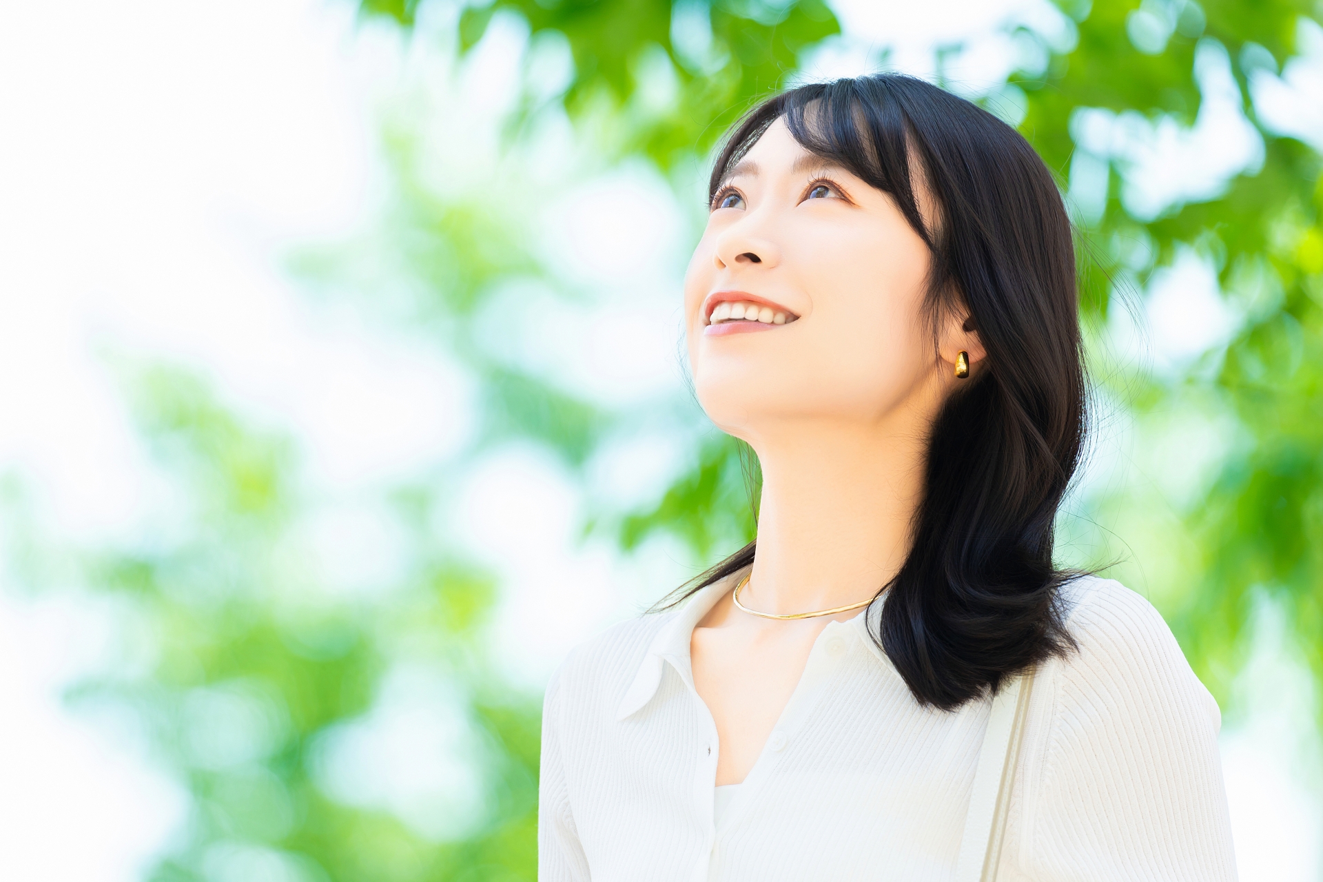 上を向く笑顔の女性