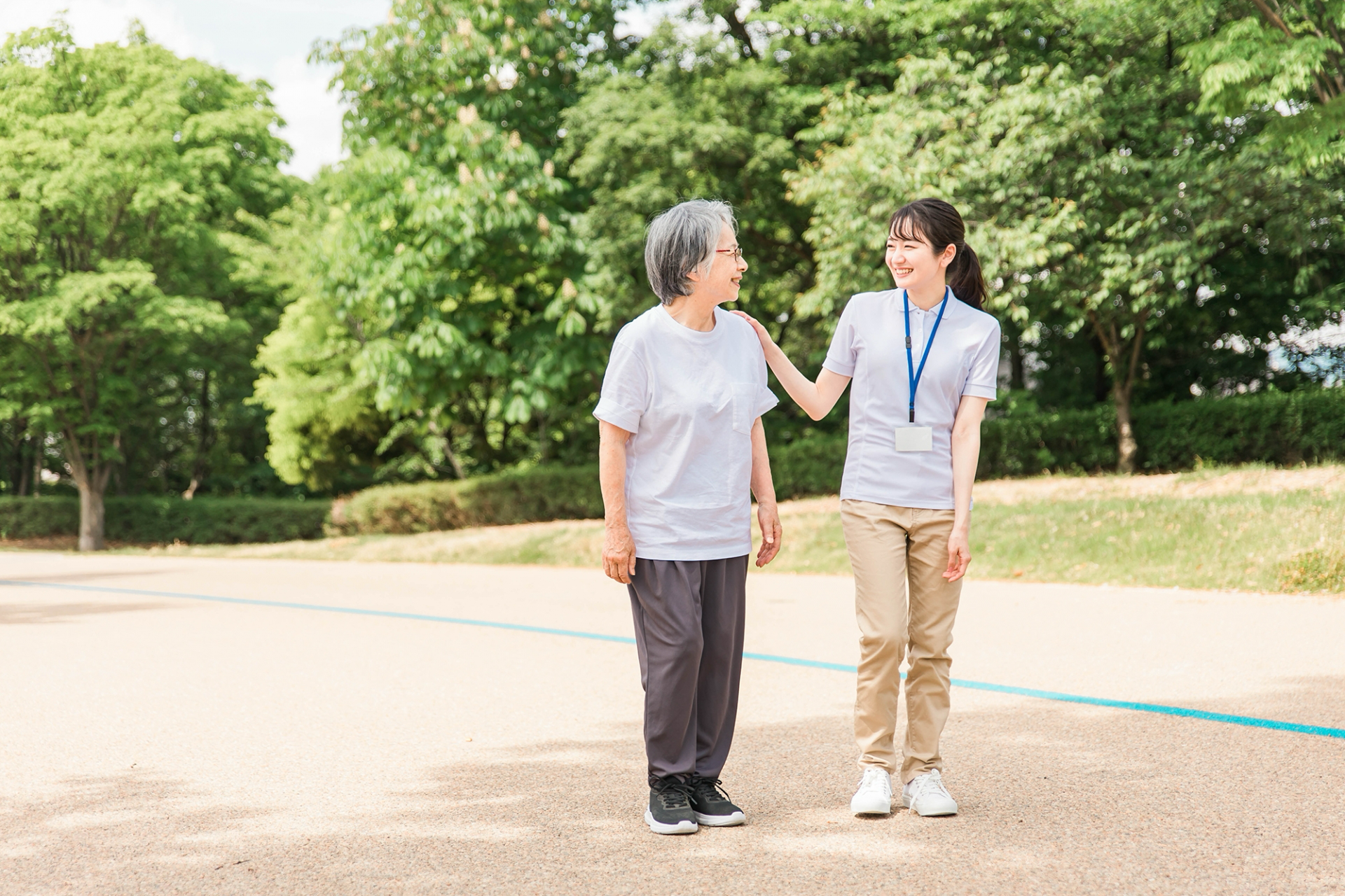 運動・散歩をする高齢者と介護士の女性