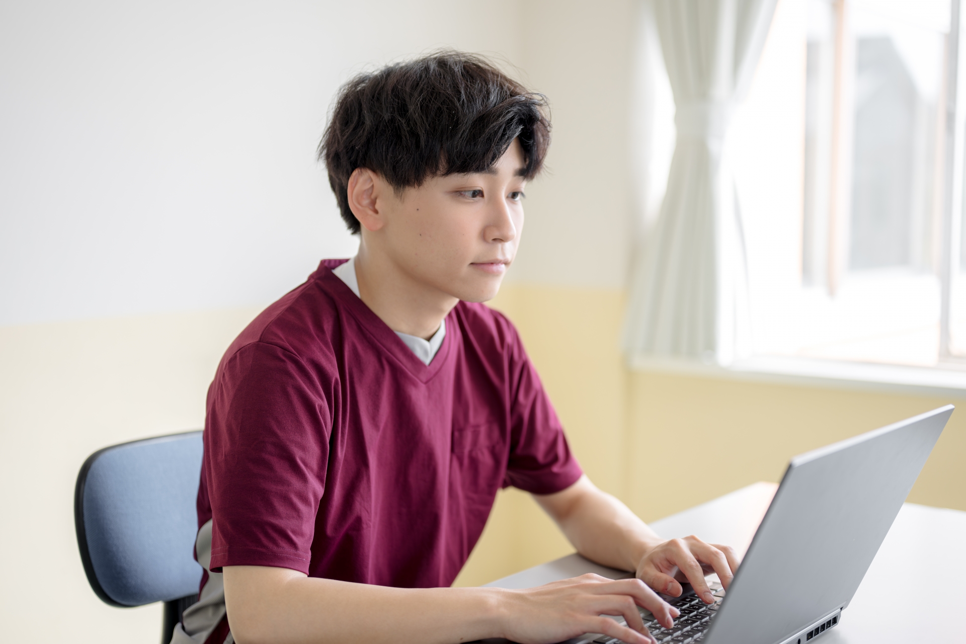 パソコンを使うスクラブ男性