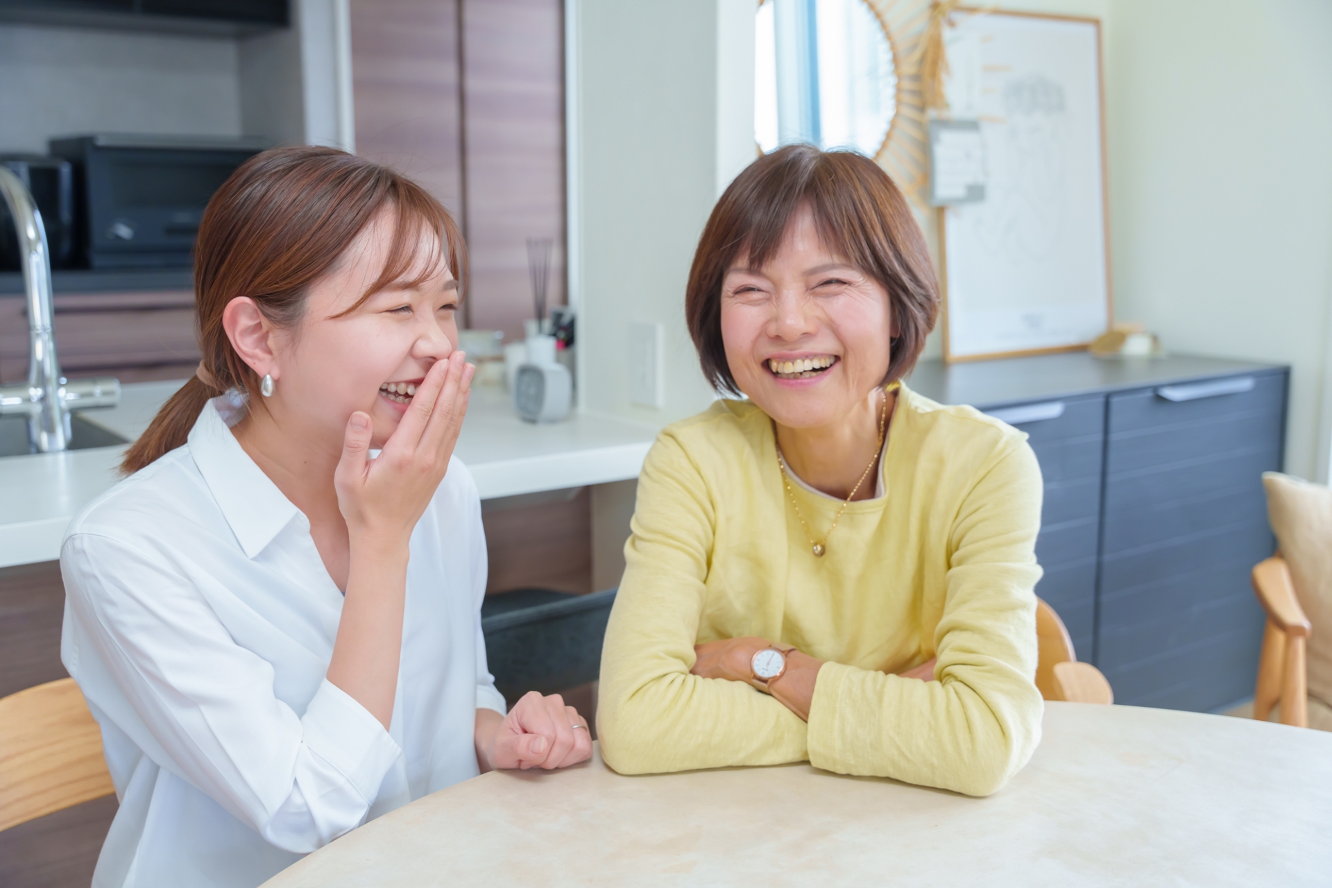笑顔で話す女性