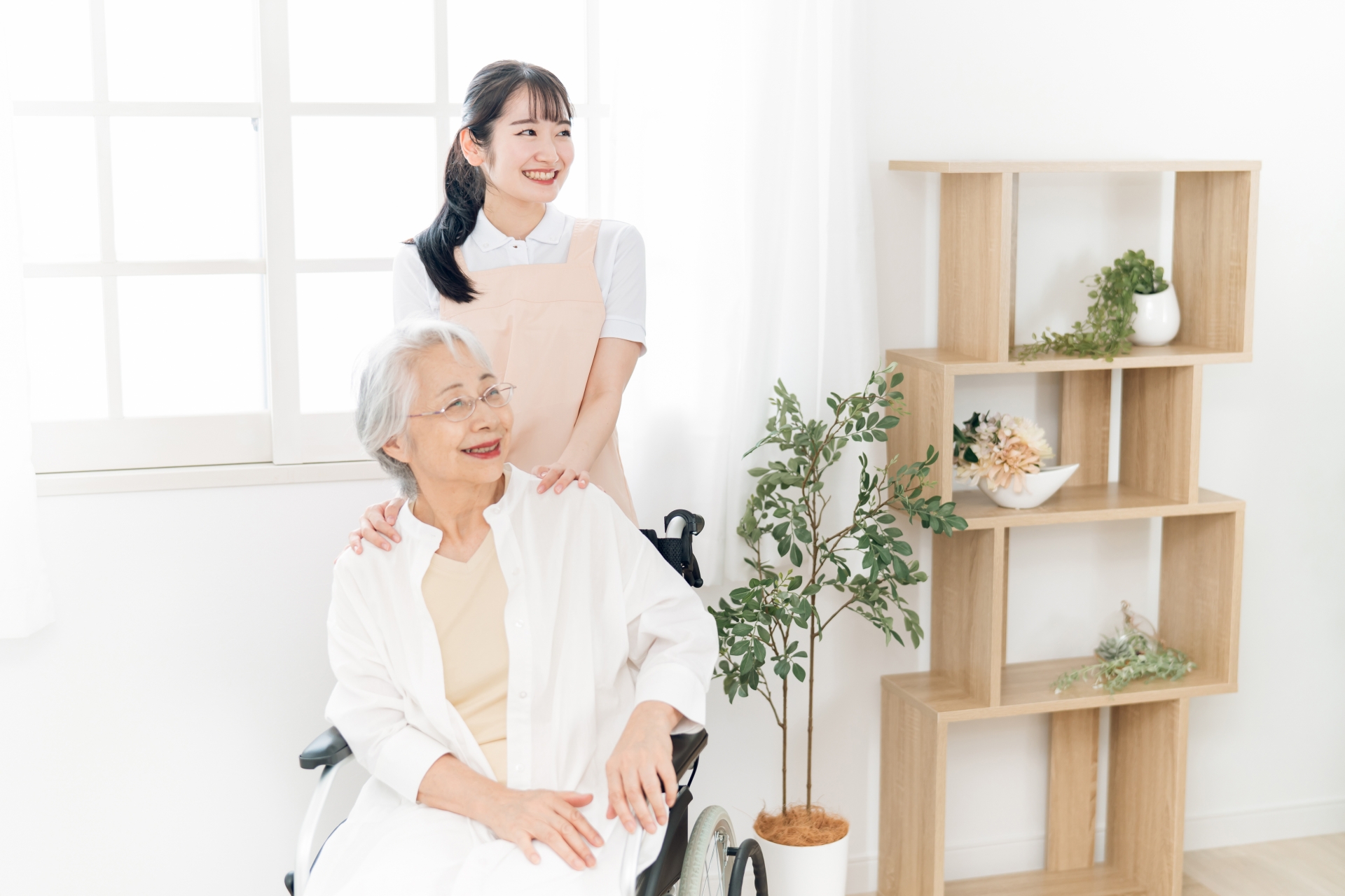 介護士と高齢者女性