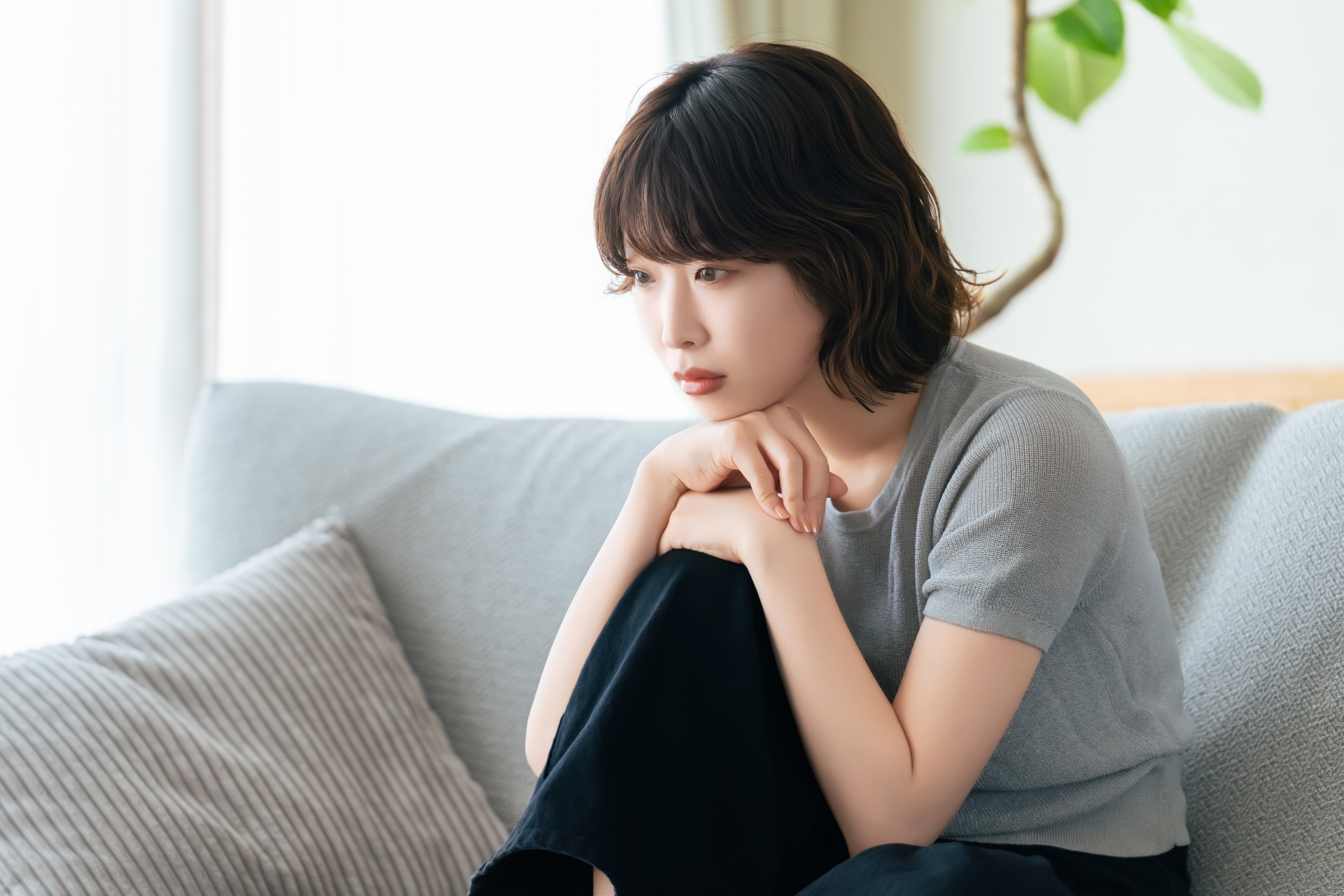 考える女性
