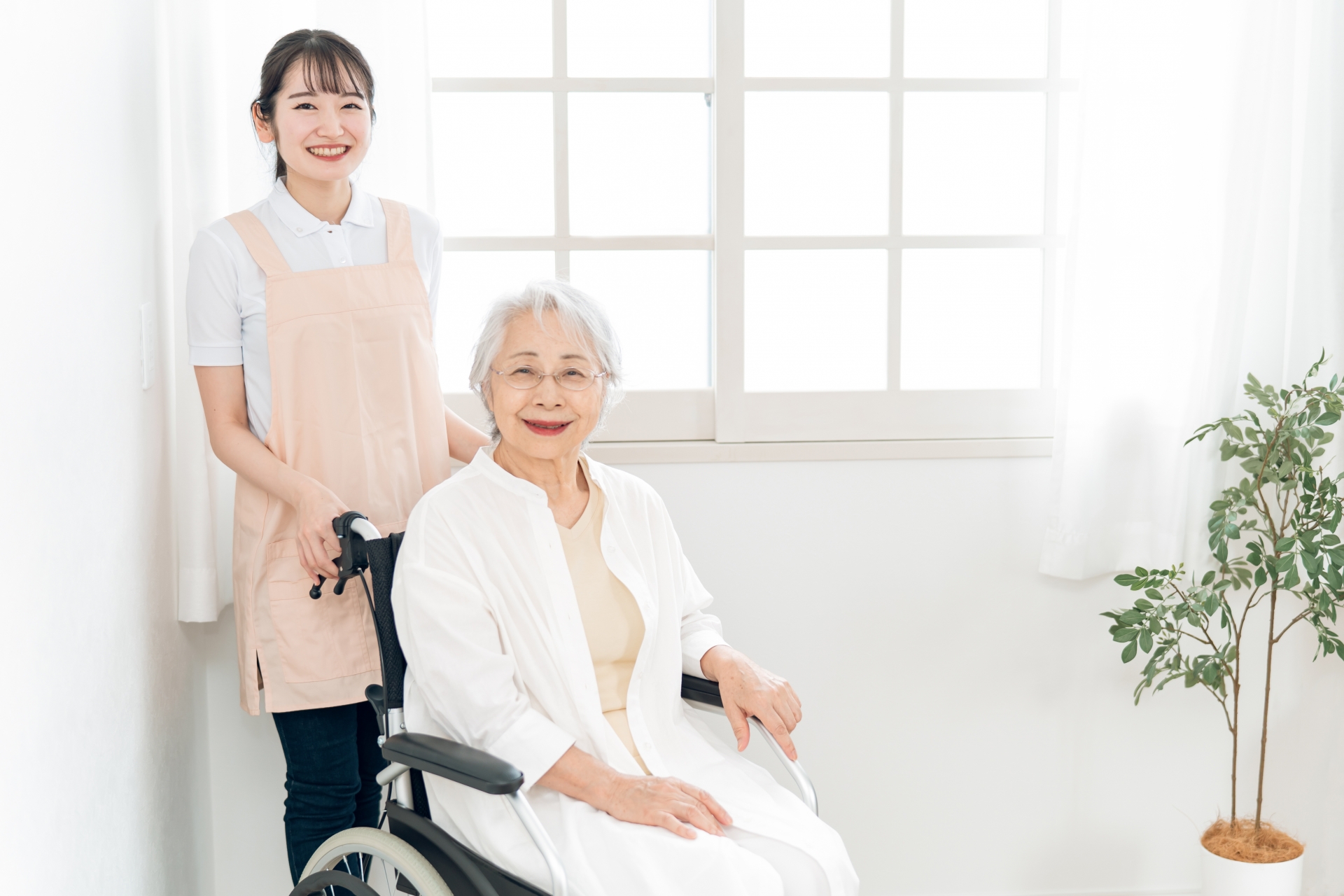 介護士と高齢者女性