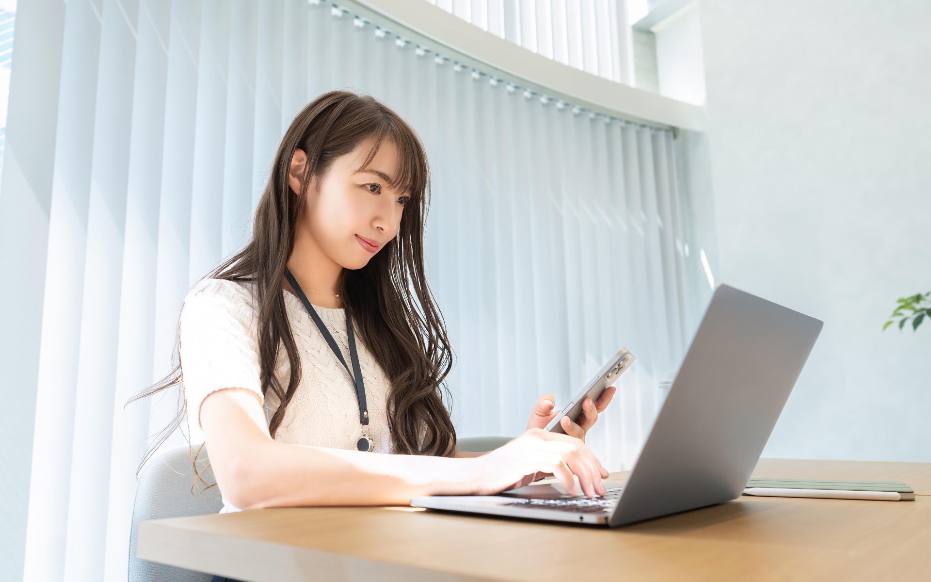 PCとスマホを眺める女性