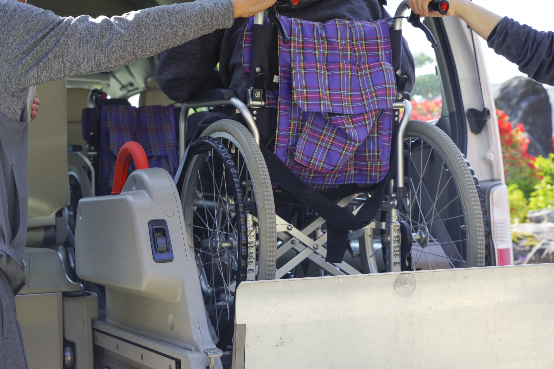 介護車両に高齢者を乗せる介護福祉士