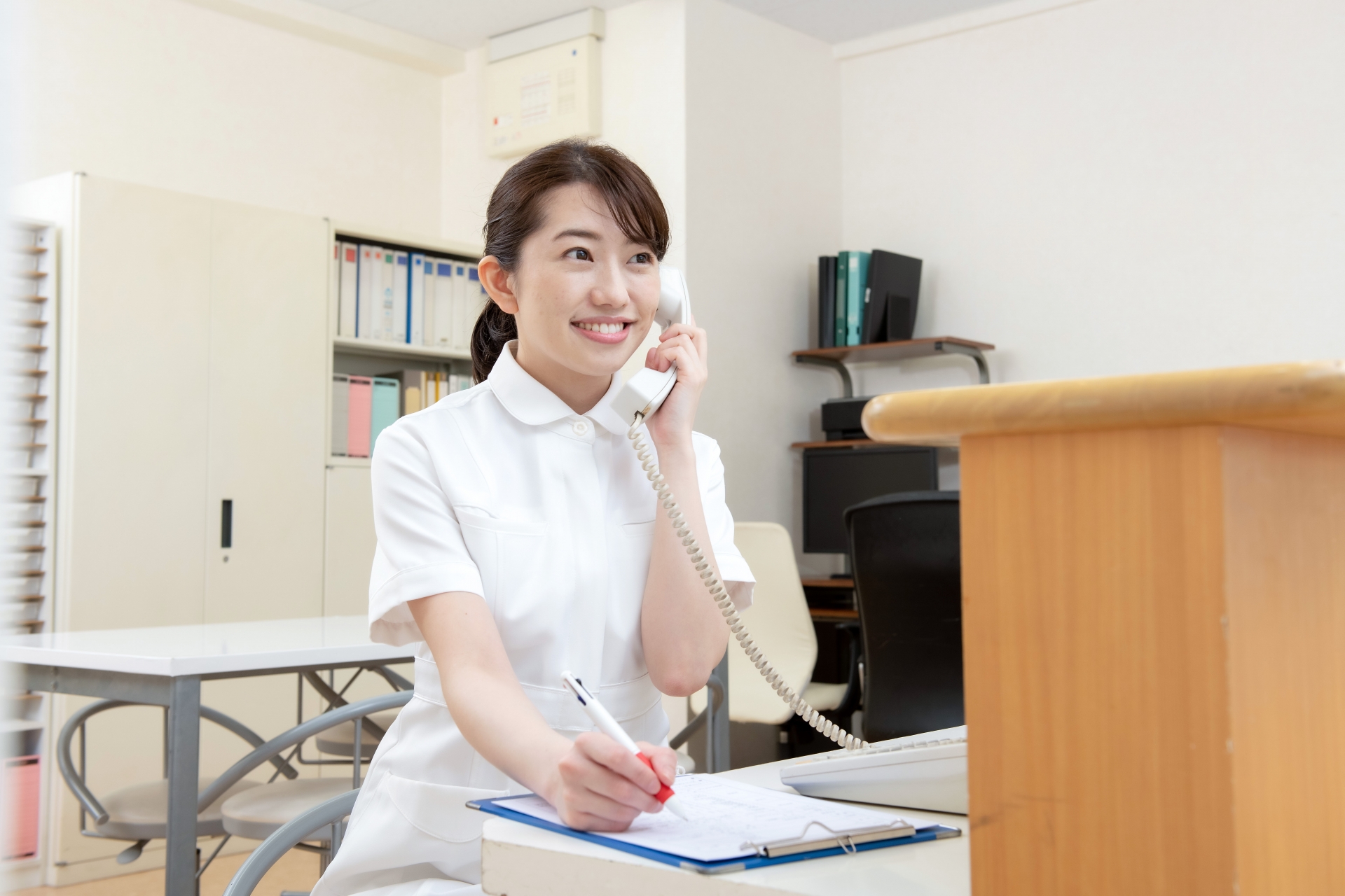 電話をする医療スタッフ