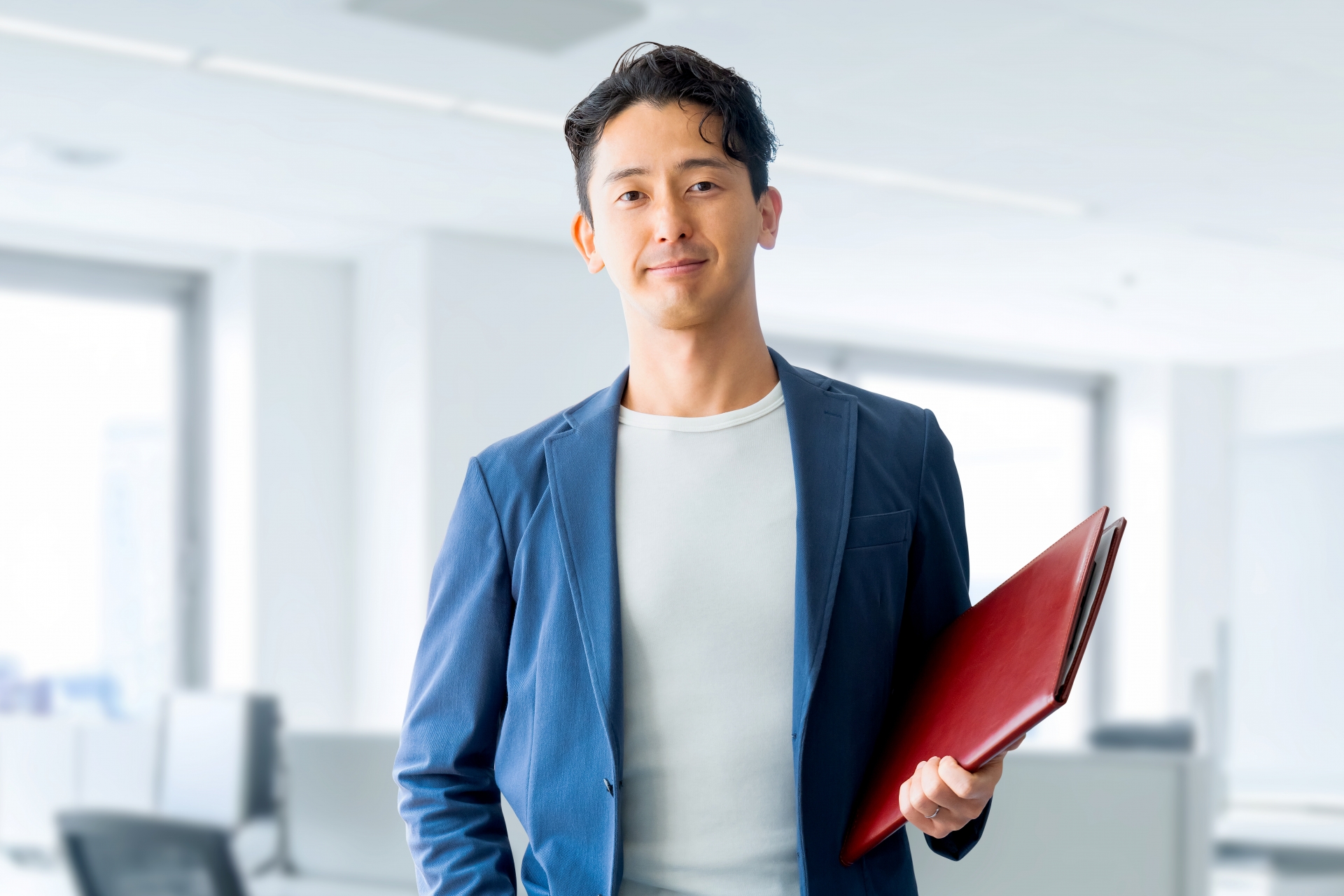 笑顔の男性ビジネスマン