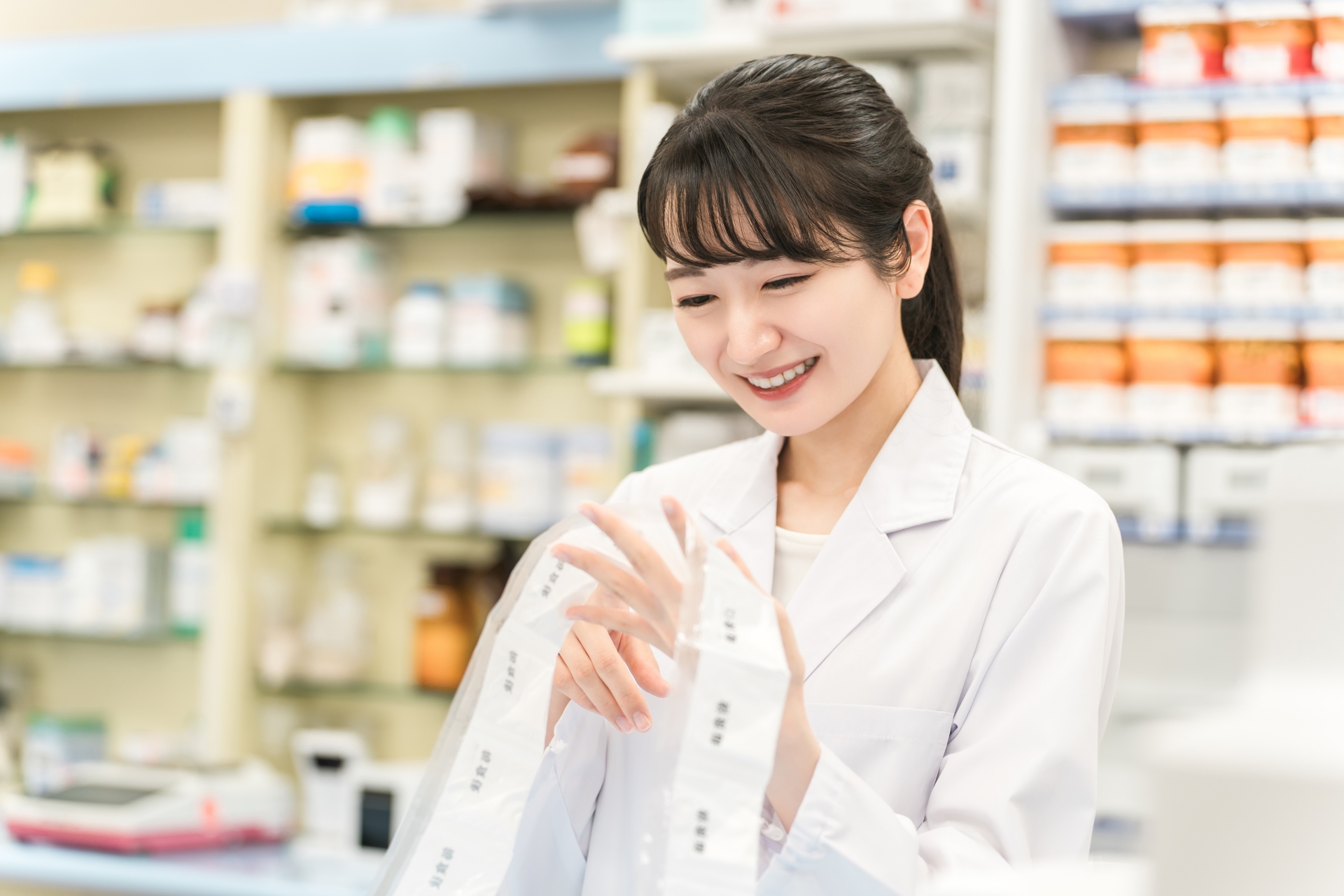 薬を監査する薬剤師