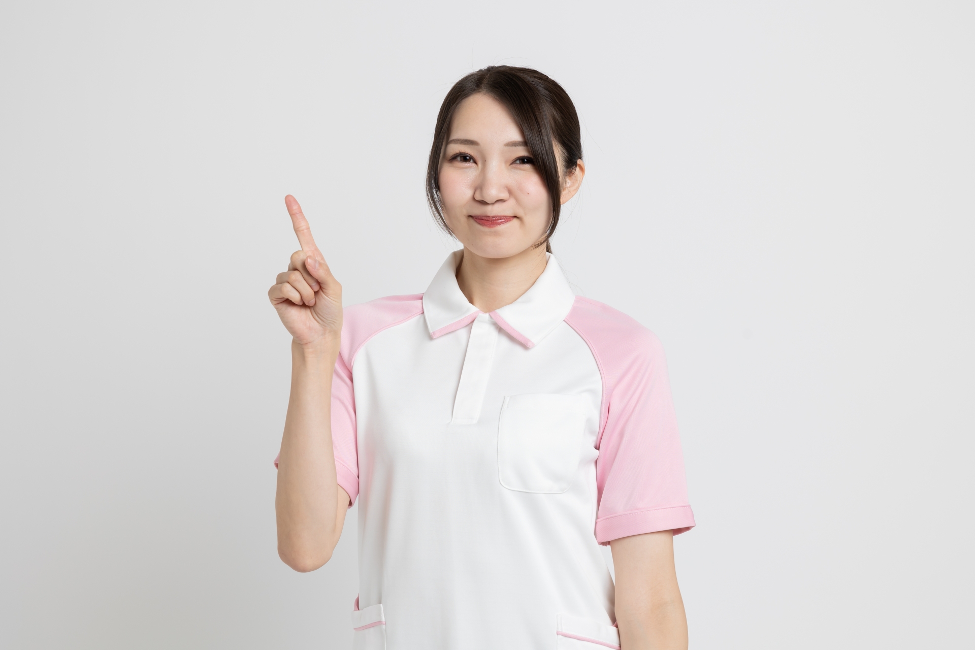 指を立てる介護士の女性