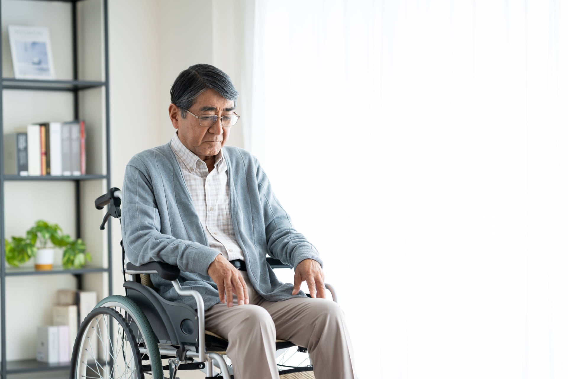 車椅子のシニアの男性
