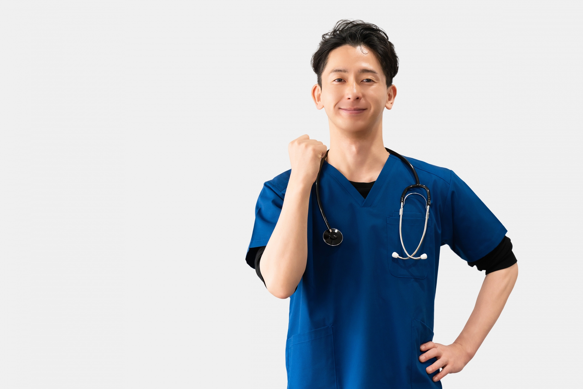 ガッツポーズをする医療スタッフの男性