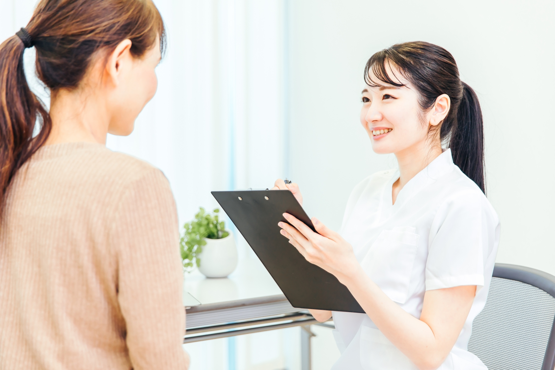 患者さんと話す看護師