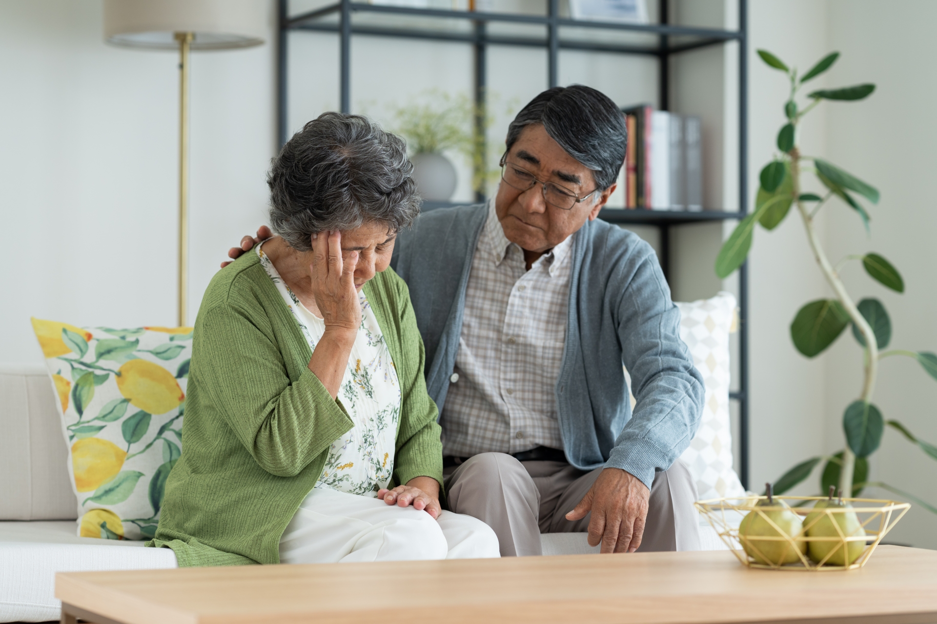 落ち込む奥さんを慰める高齢男性
