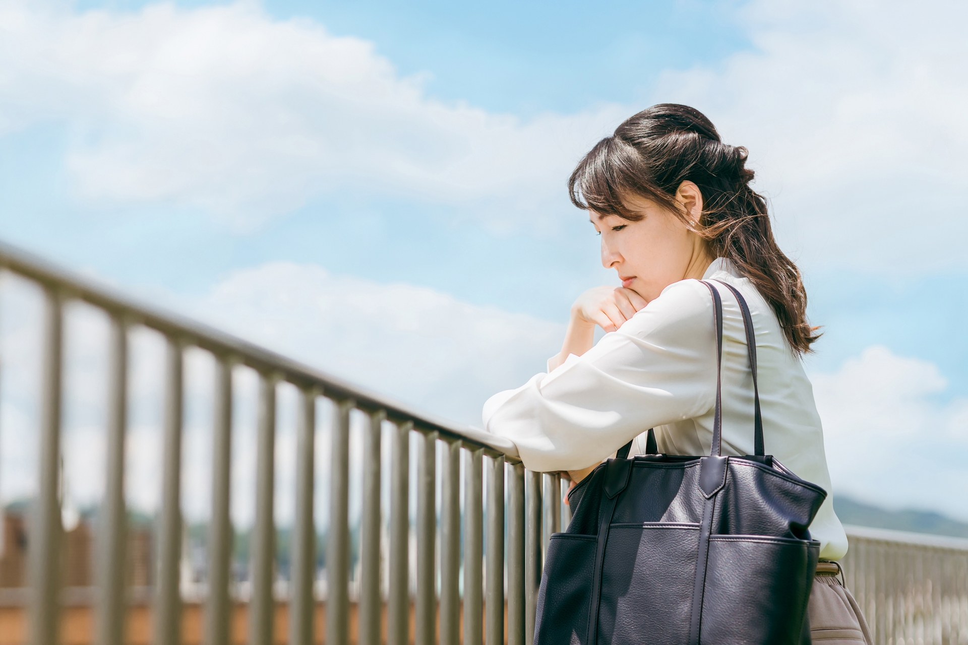 考える女性