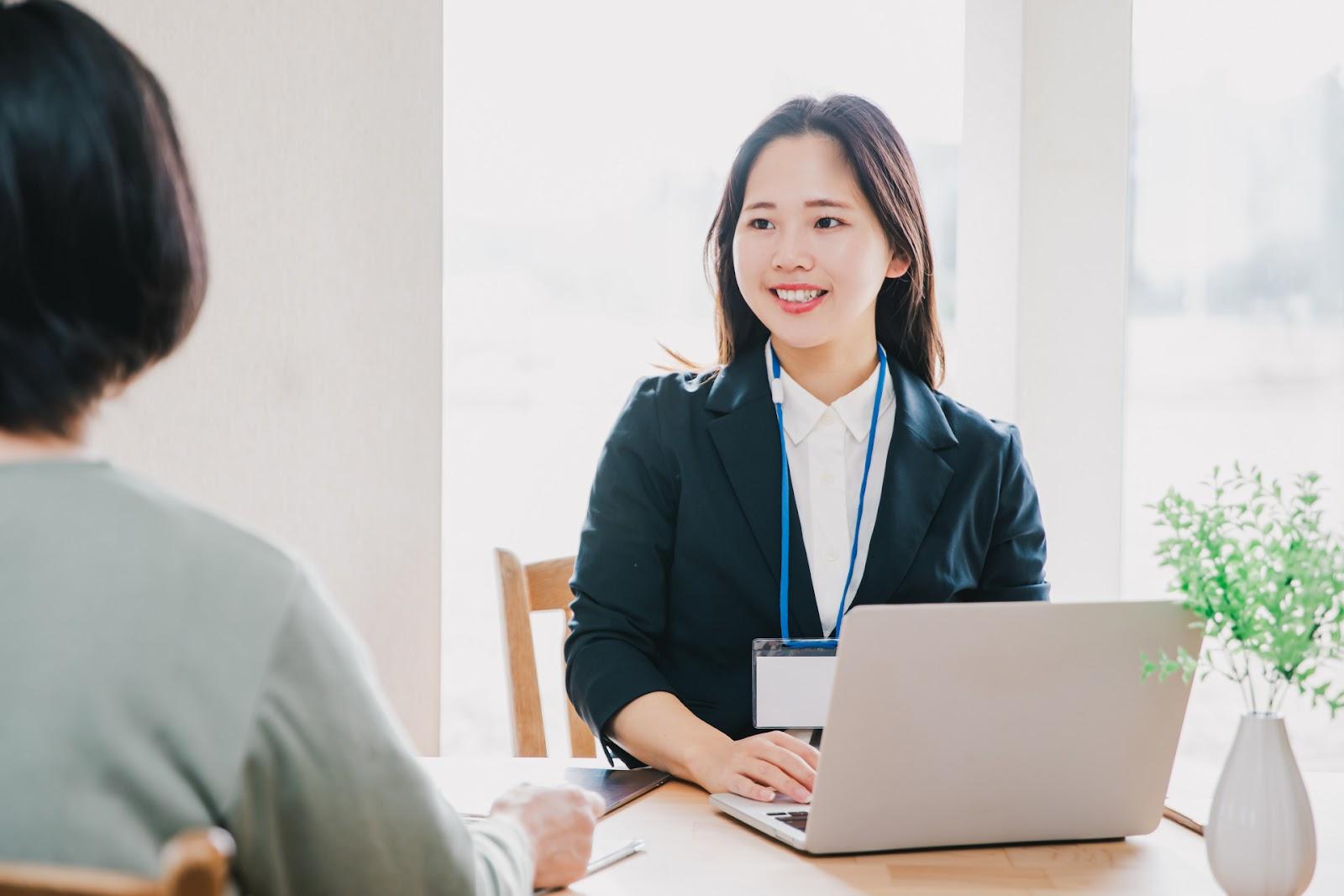 お客様に案内するビジネスウーマン