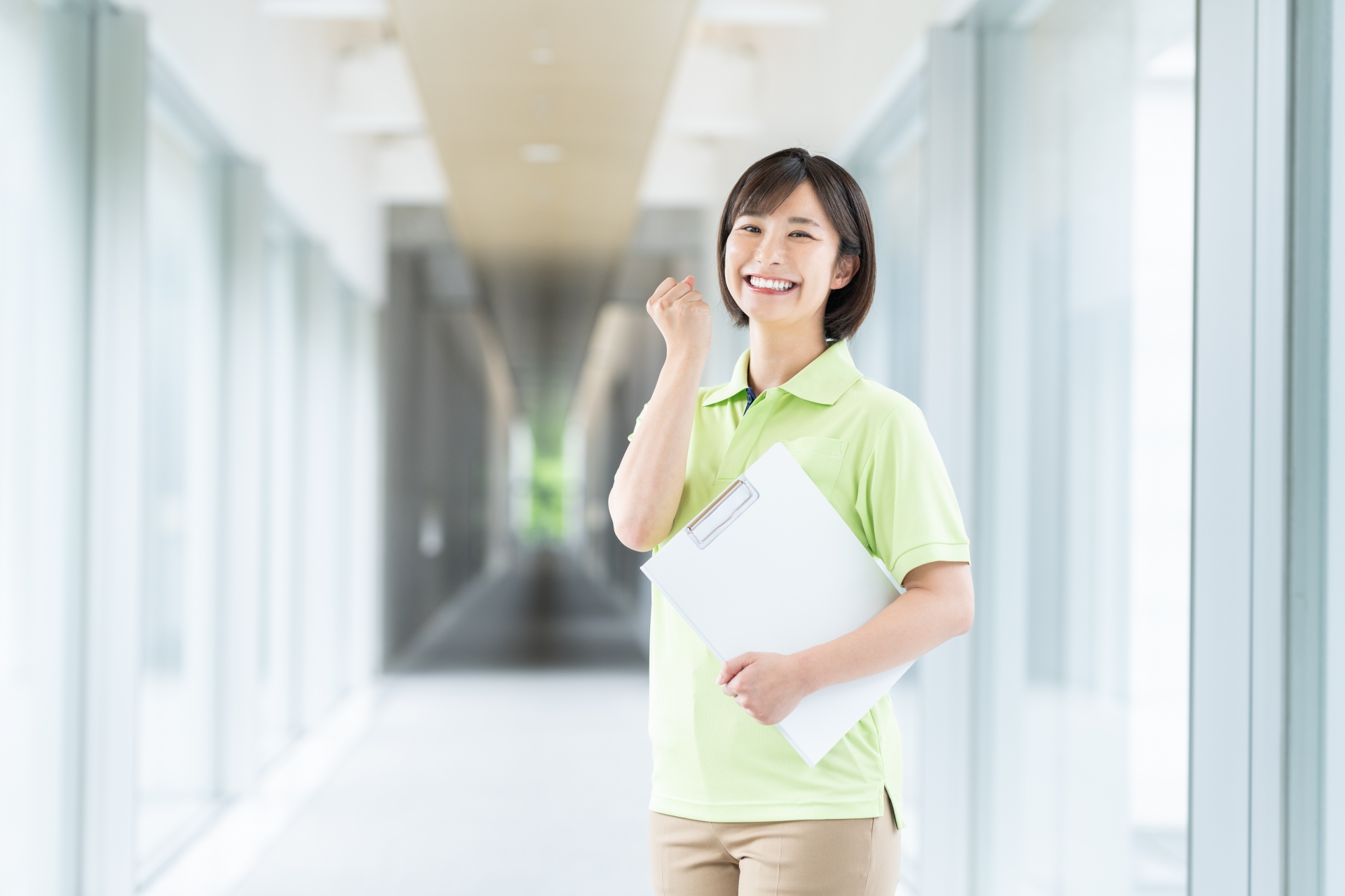 ガッツポーズをする若い女性