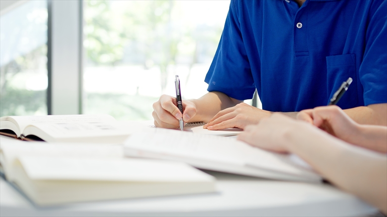 勉強する介護士の手元