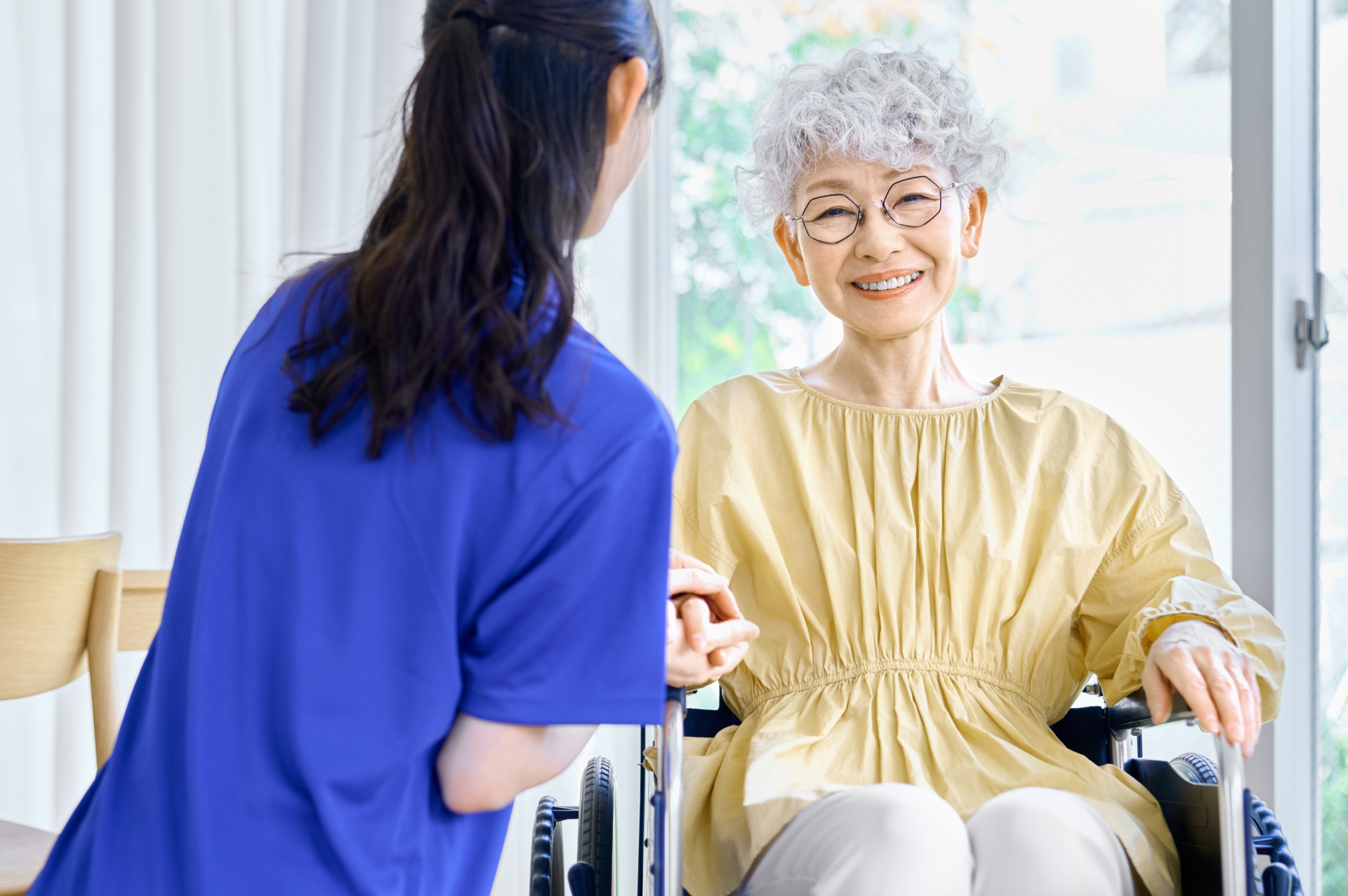 利用者の話を聞く女性介護士