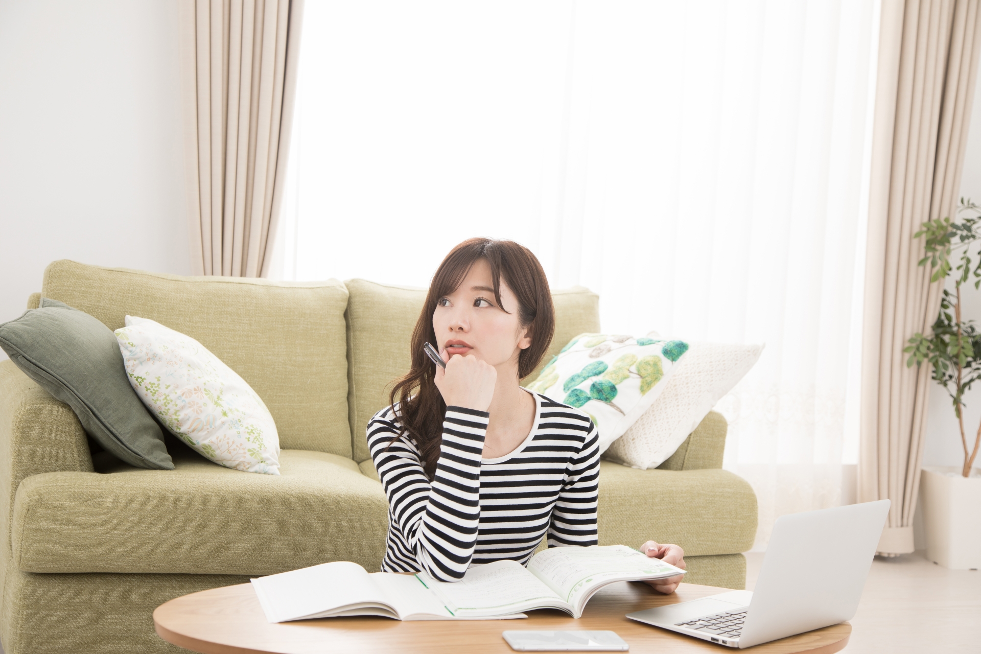 自宅で勉強する女性
