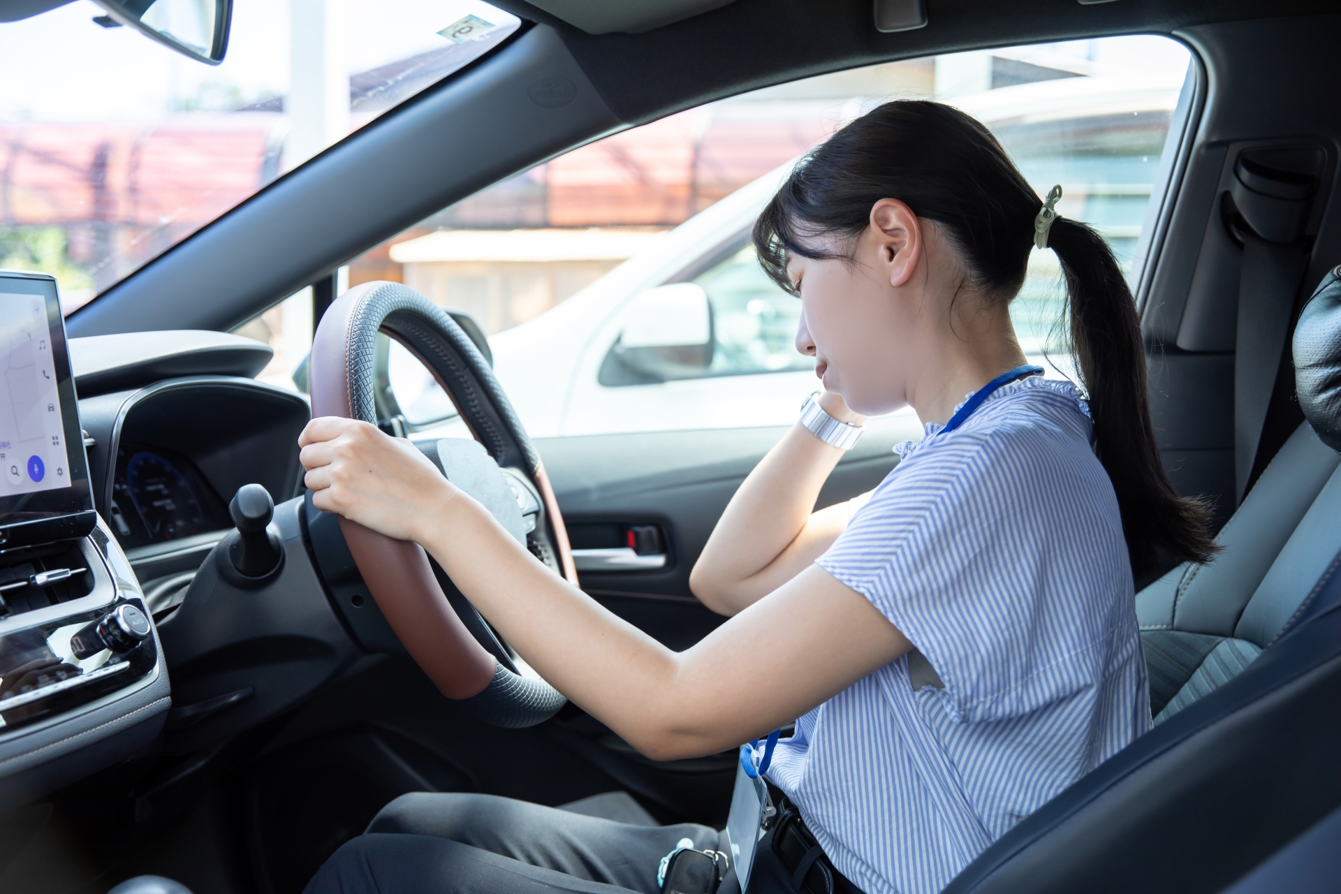 車の事故をして頭を抱える女性