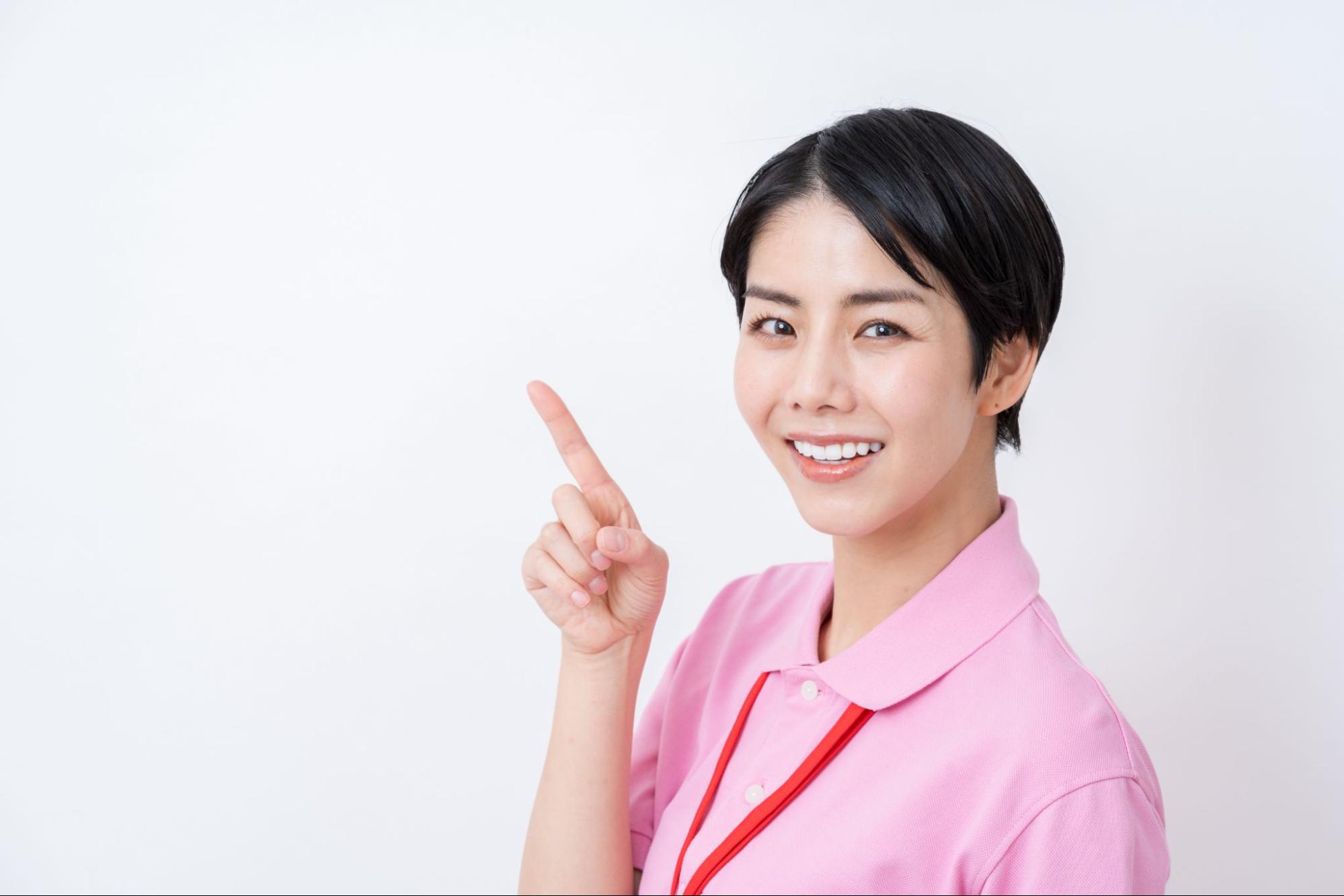 提案する介護士の女性