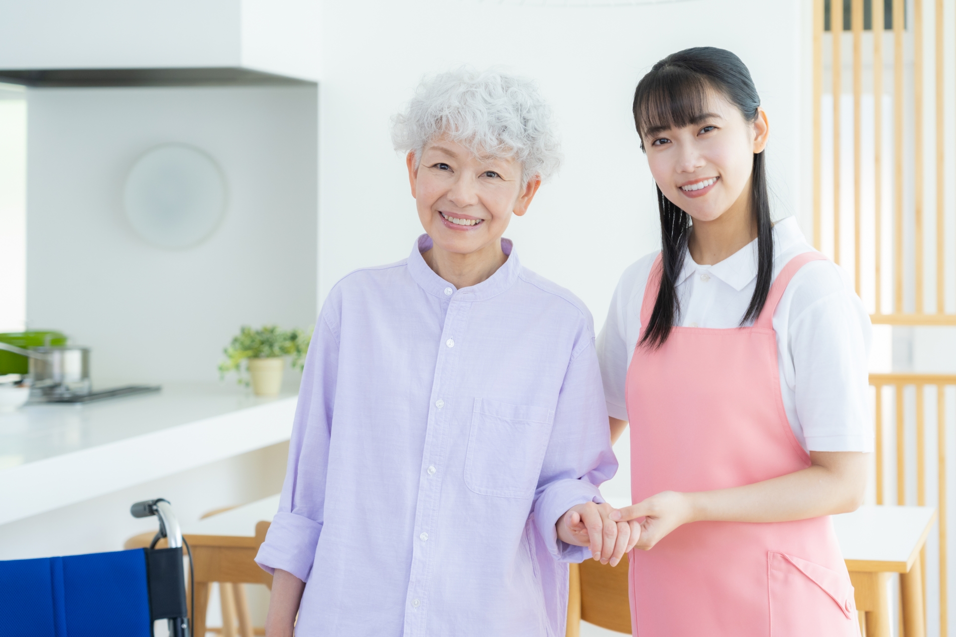 シニア女性を介護をする介護士の女性