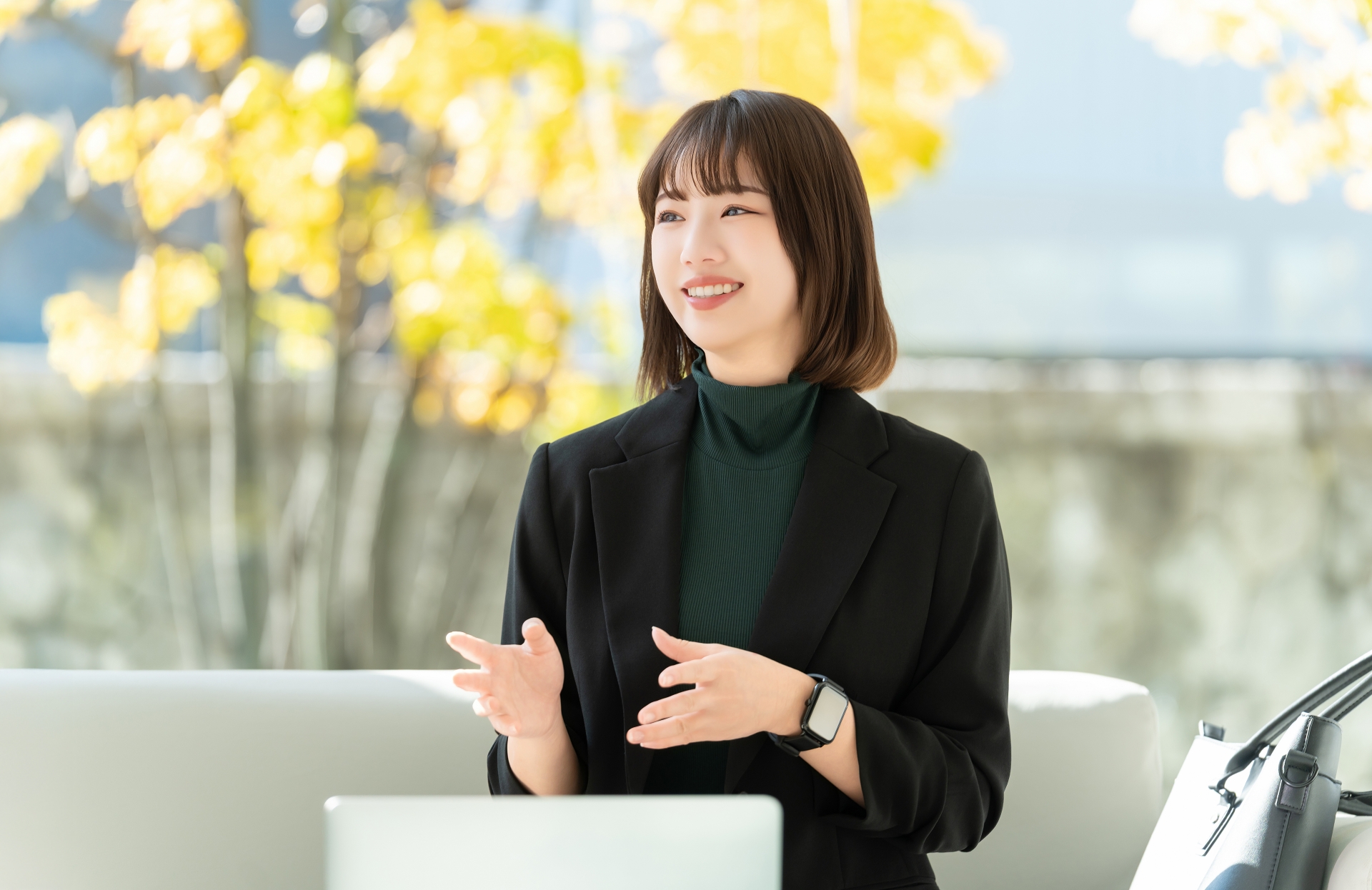 秋のオフィスで対話をする女性