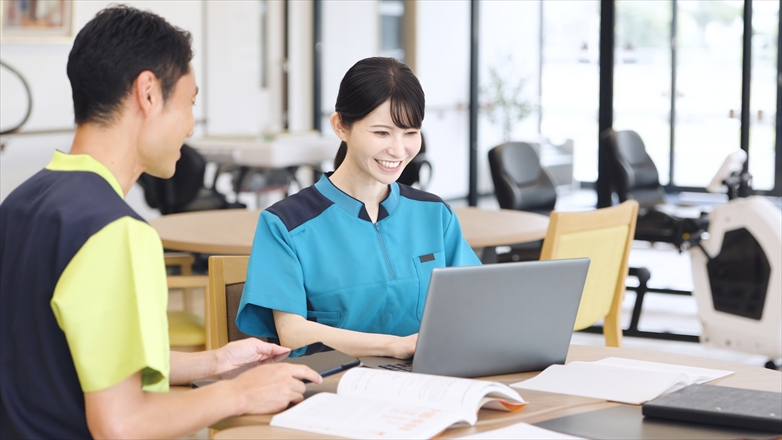 ミーティングをする介護士