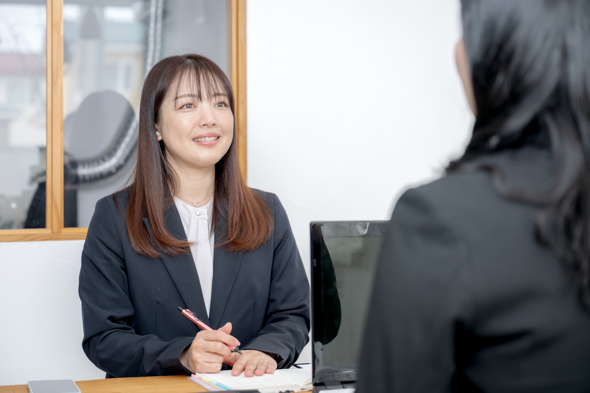 スーツ姿の女性