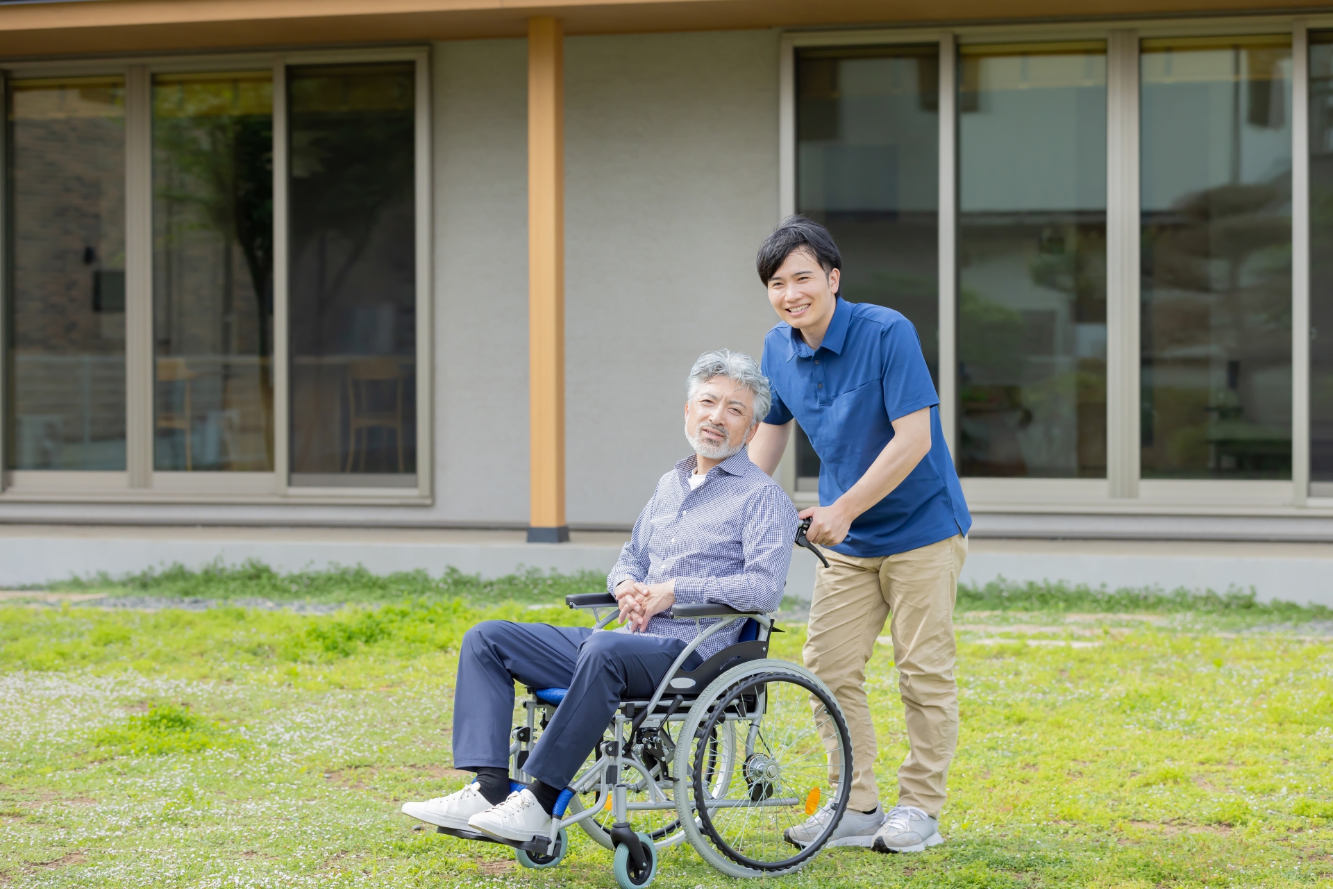 車椅子に乗ったシニア男性と介護士
