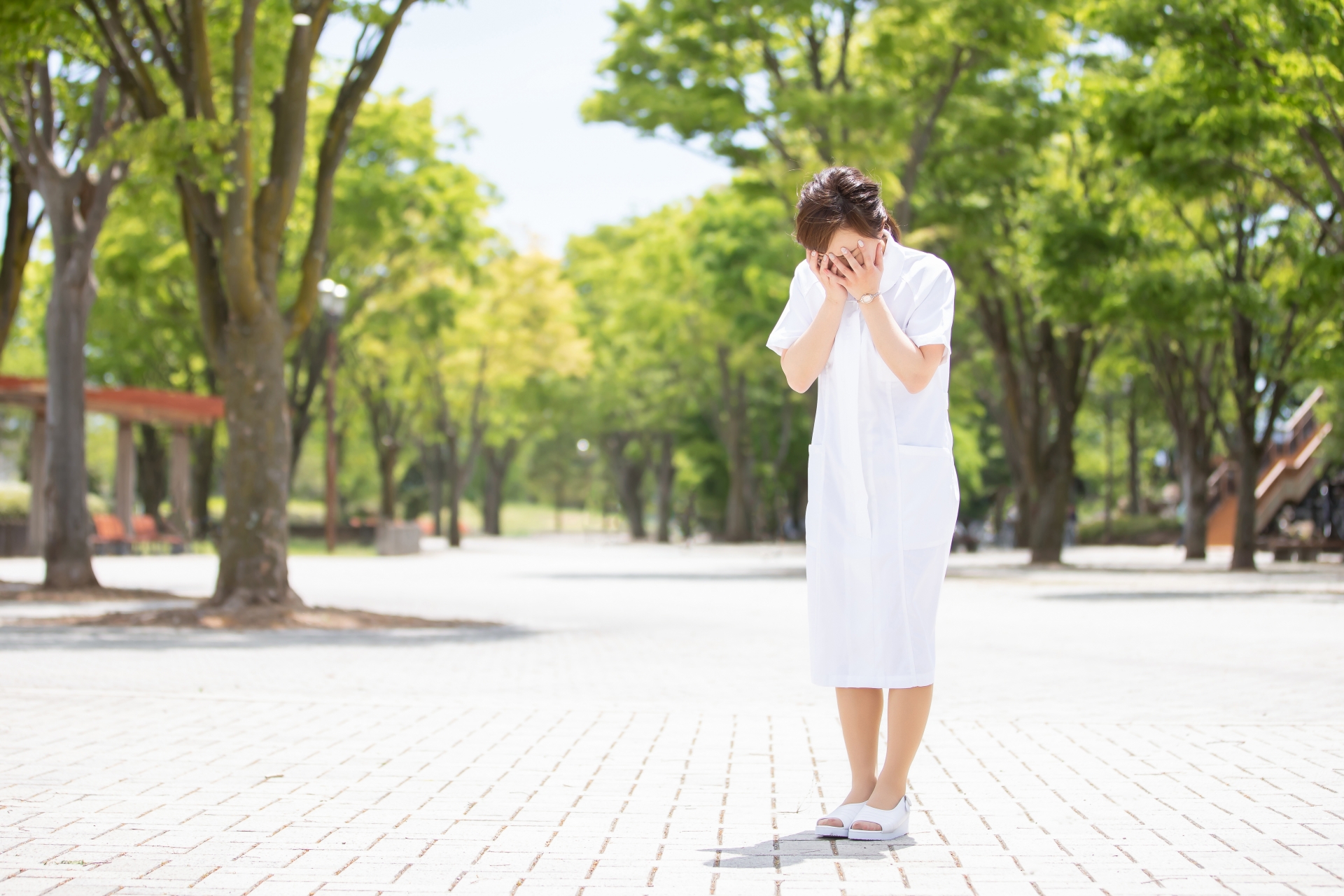 泣く白衣の女性