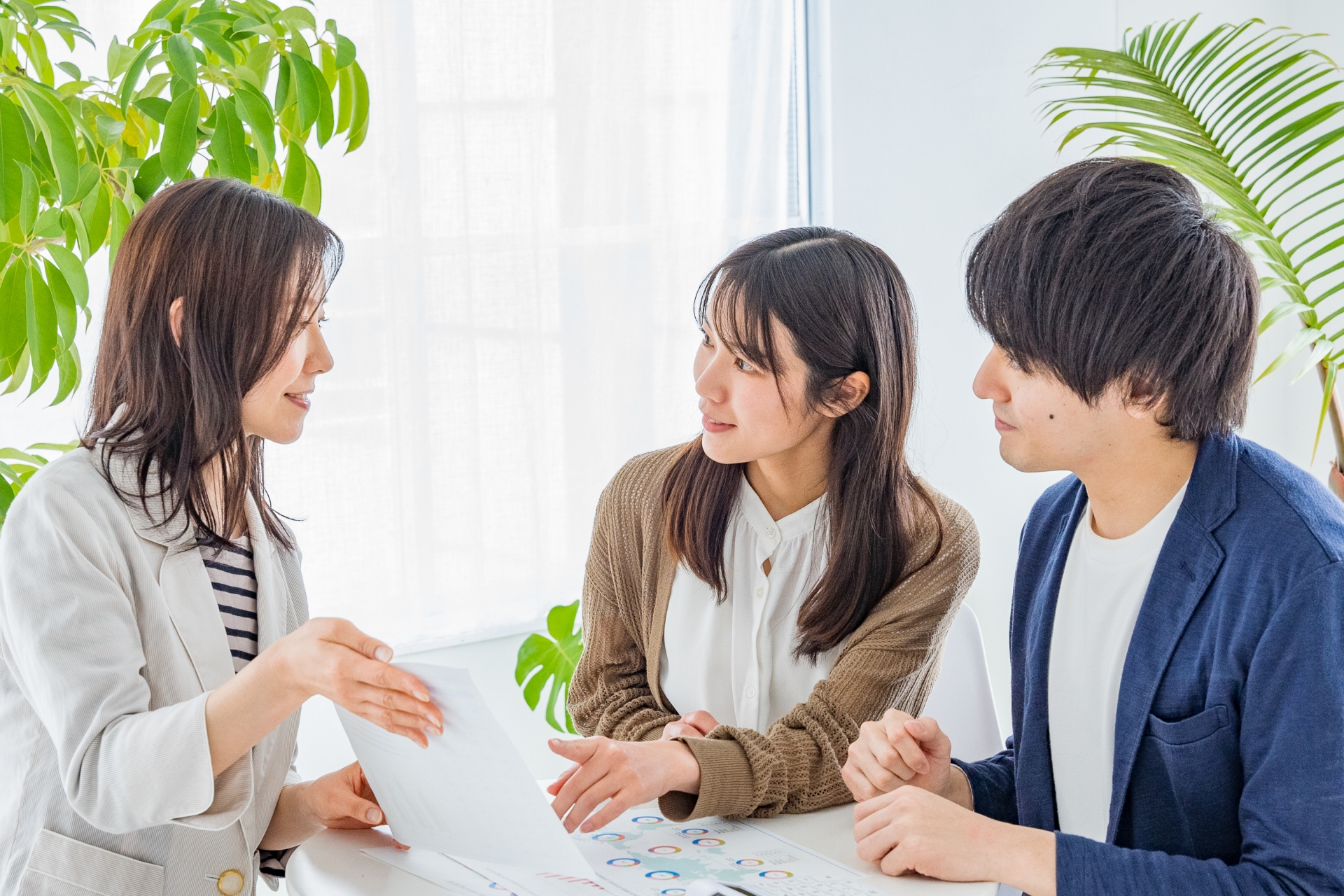 資料を指差し相談する夫婦