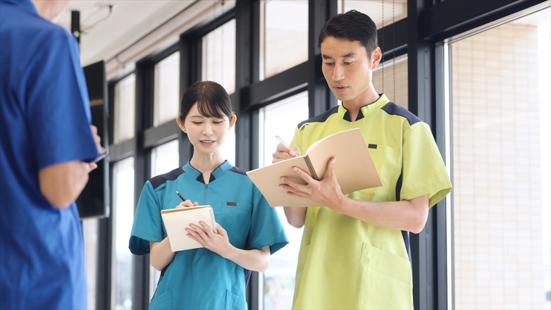 研修を受ける介護士