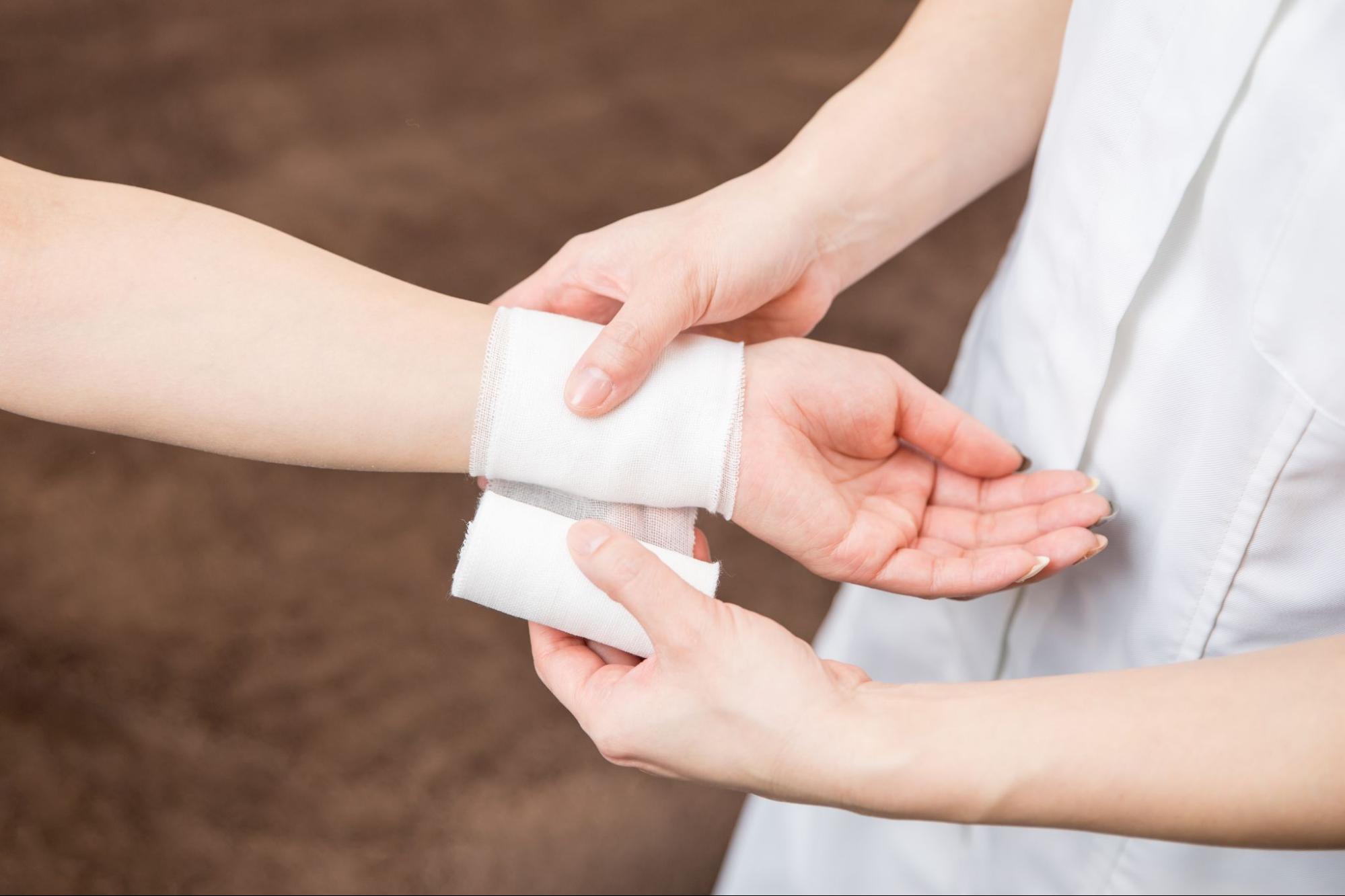 手首に包帯を巻く様子