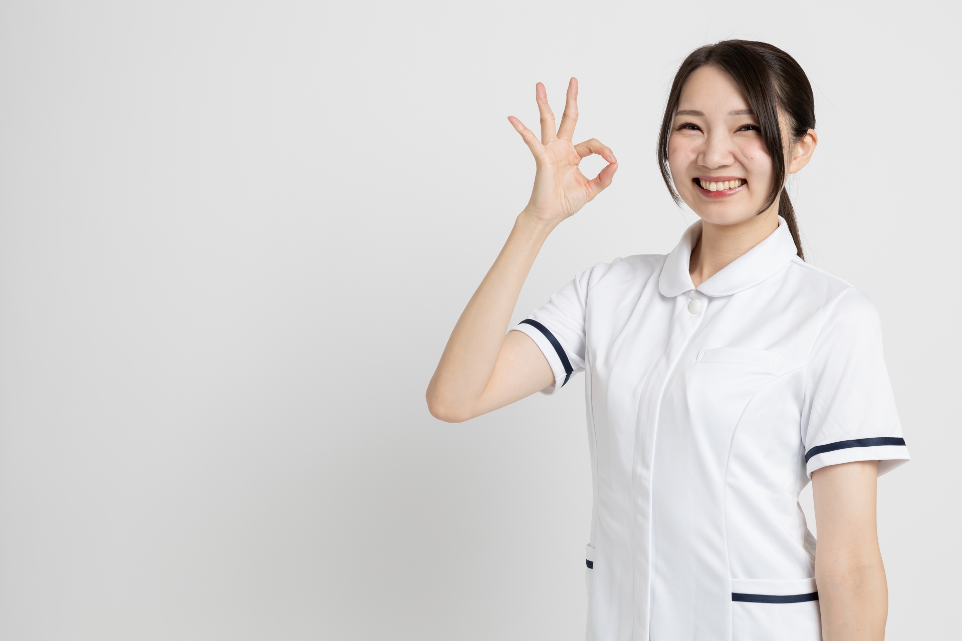 OKサインをする介護士