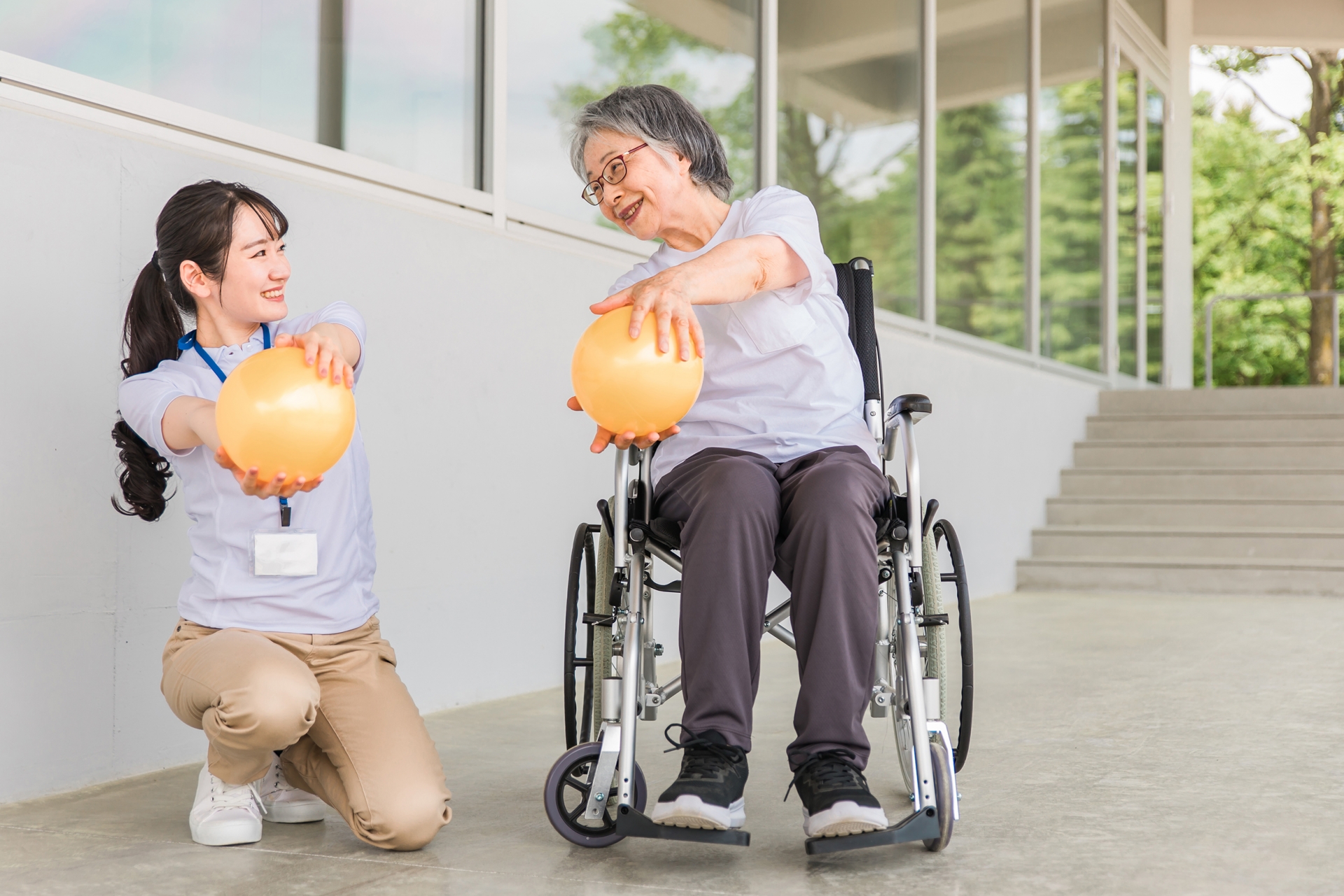 リハビリをする高齢者