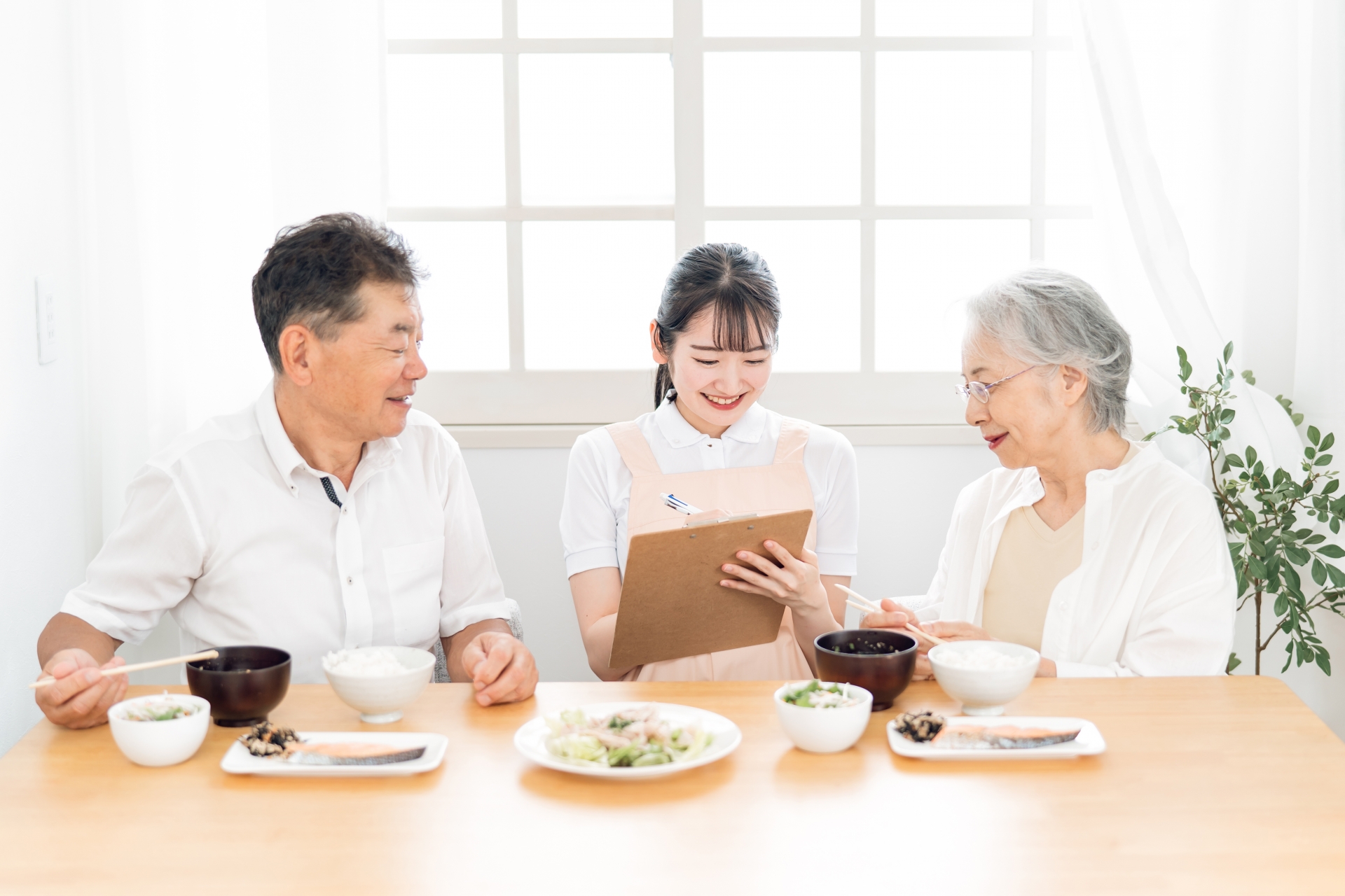 高齢者の食事をチェックする女性