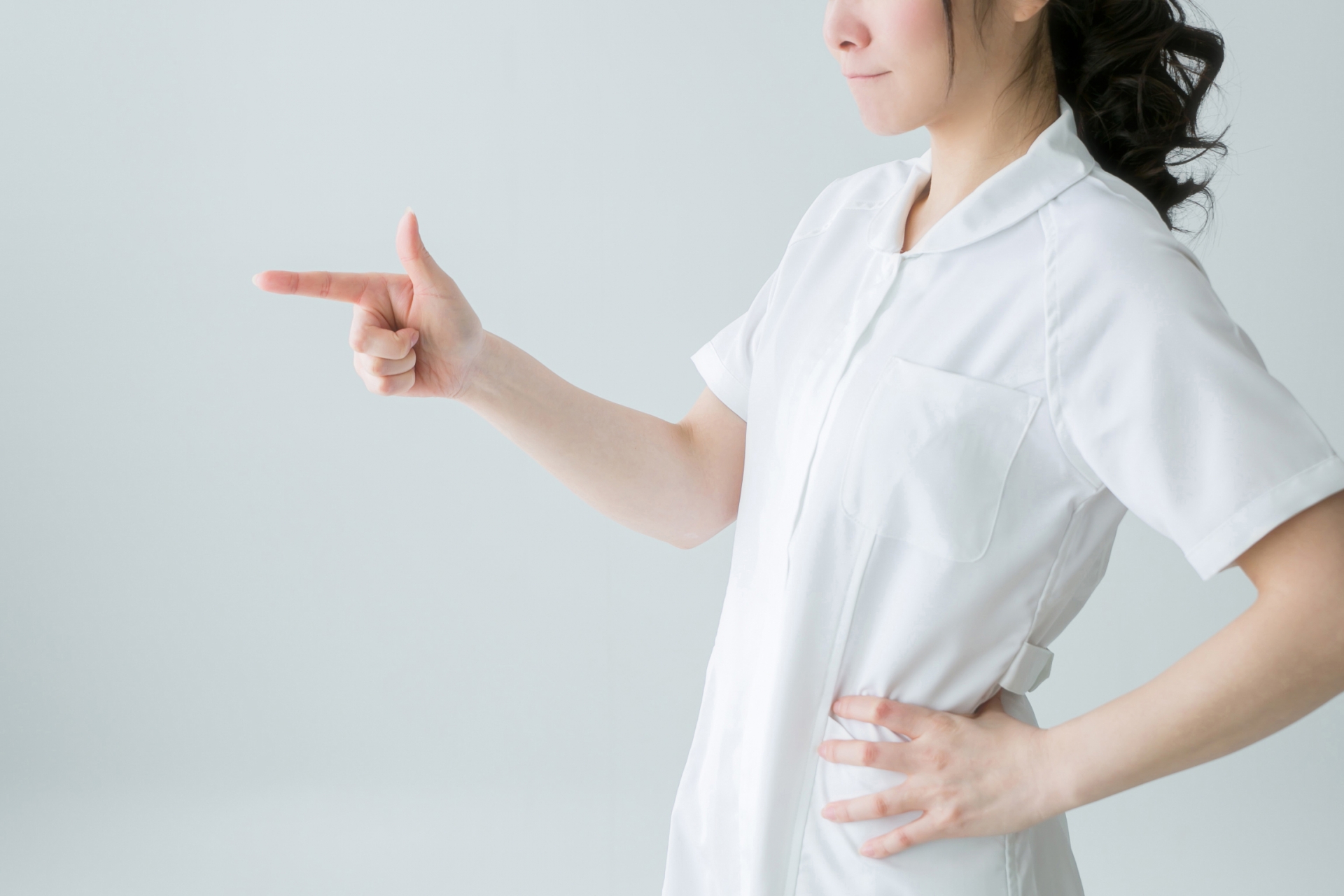 指をさして腰に手を当てる怒る白衣の女性