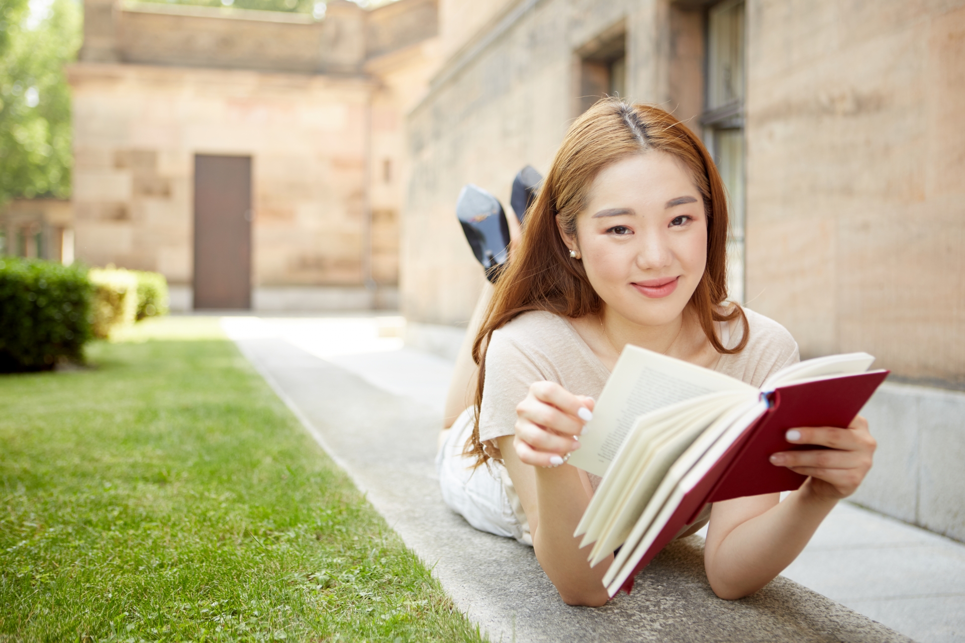 屋外で本を読むアジア人女性2