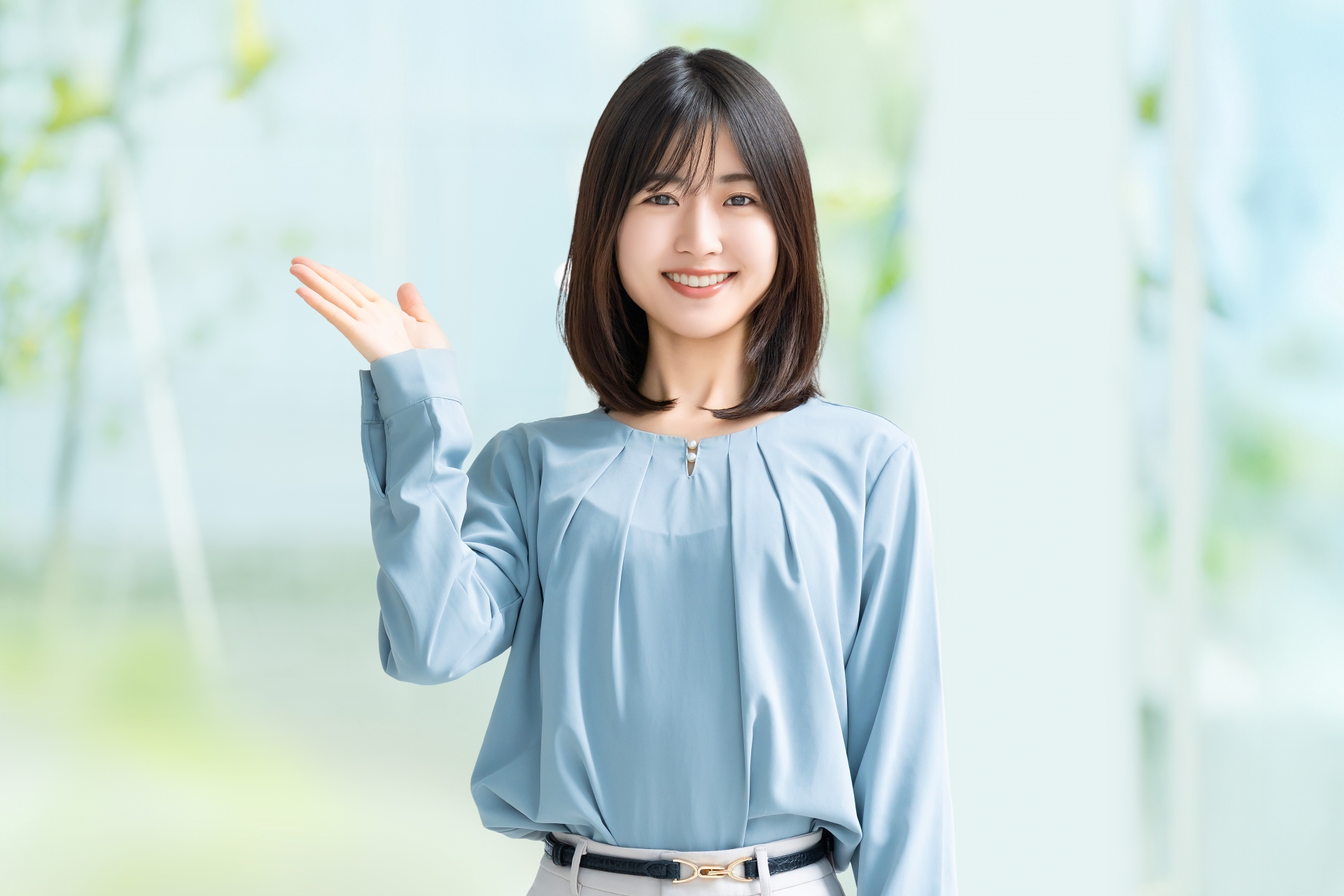 案内する女性