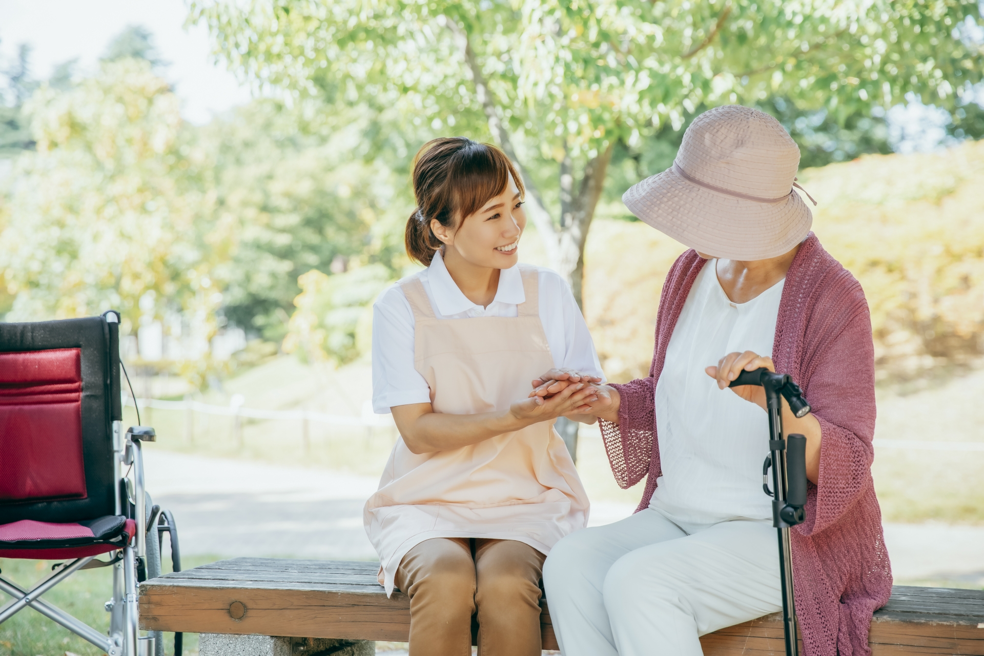 高齢女性の手を取る介護士